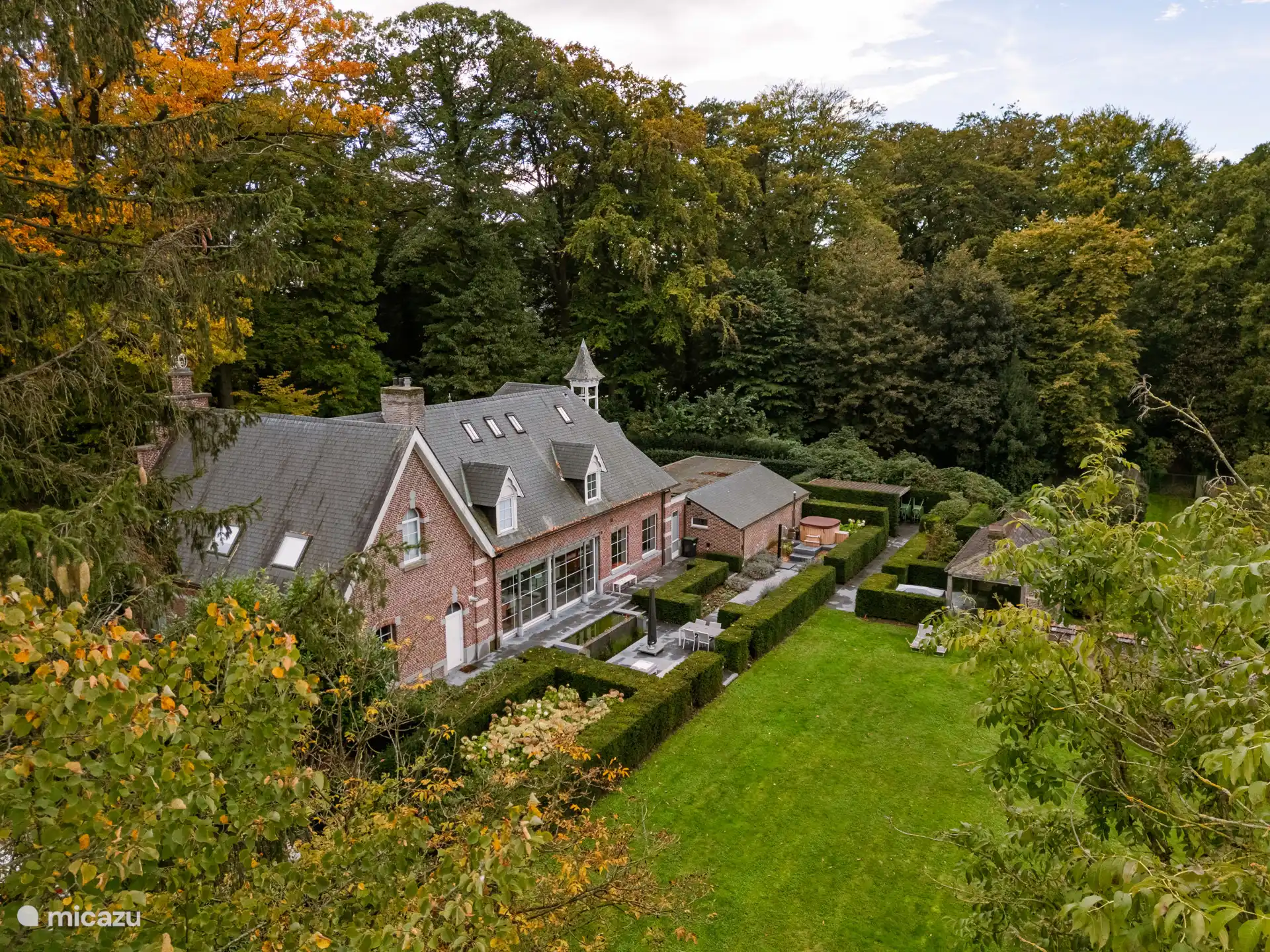 Drohnenaufnahme mit Überblick über die hintere Fassade