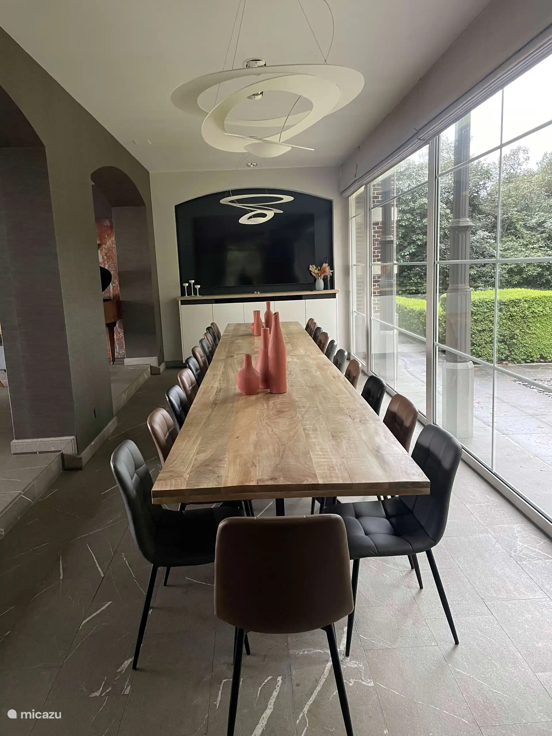 Esstisch / Konferenztisch mit großem Bildschirm am Kopfende des Tisches.  Präsentieren Sie Ihre Diashow oder verpassen Sie keinen Moment Ihres Lieblingssportspiels. 