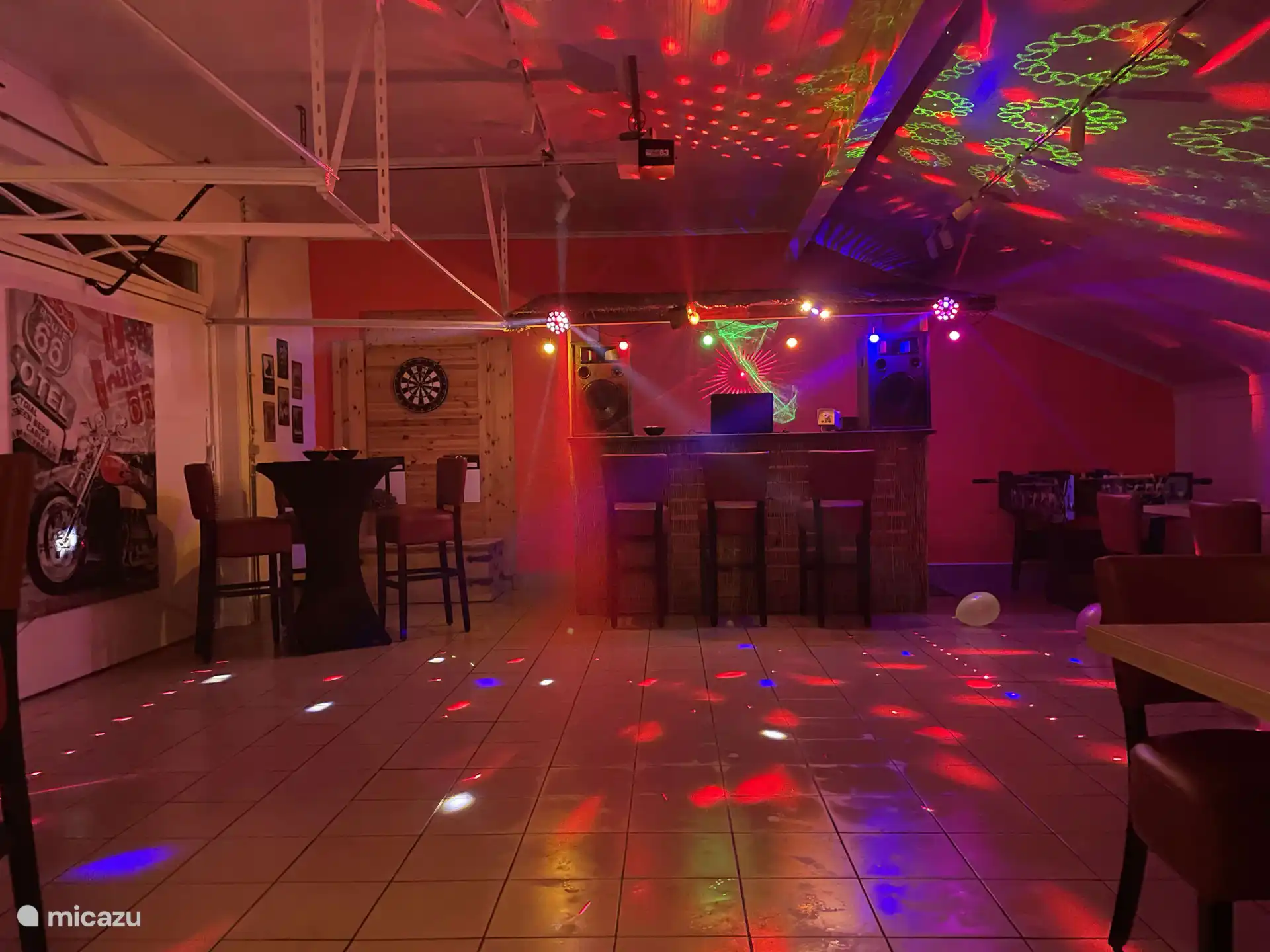 Partyraum / Bar mit DJ-Stand, Licht- und Soundsystem.  
Tanzen und Singen oder Spaß am Kickertisch haben, oder einfach mal mal ein Dartspiel... An Unterhaltung mangelt es nicht. 