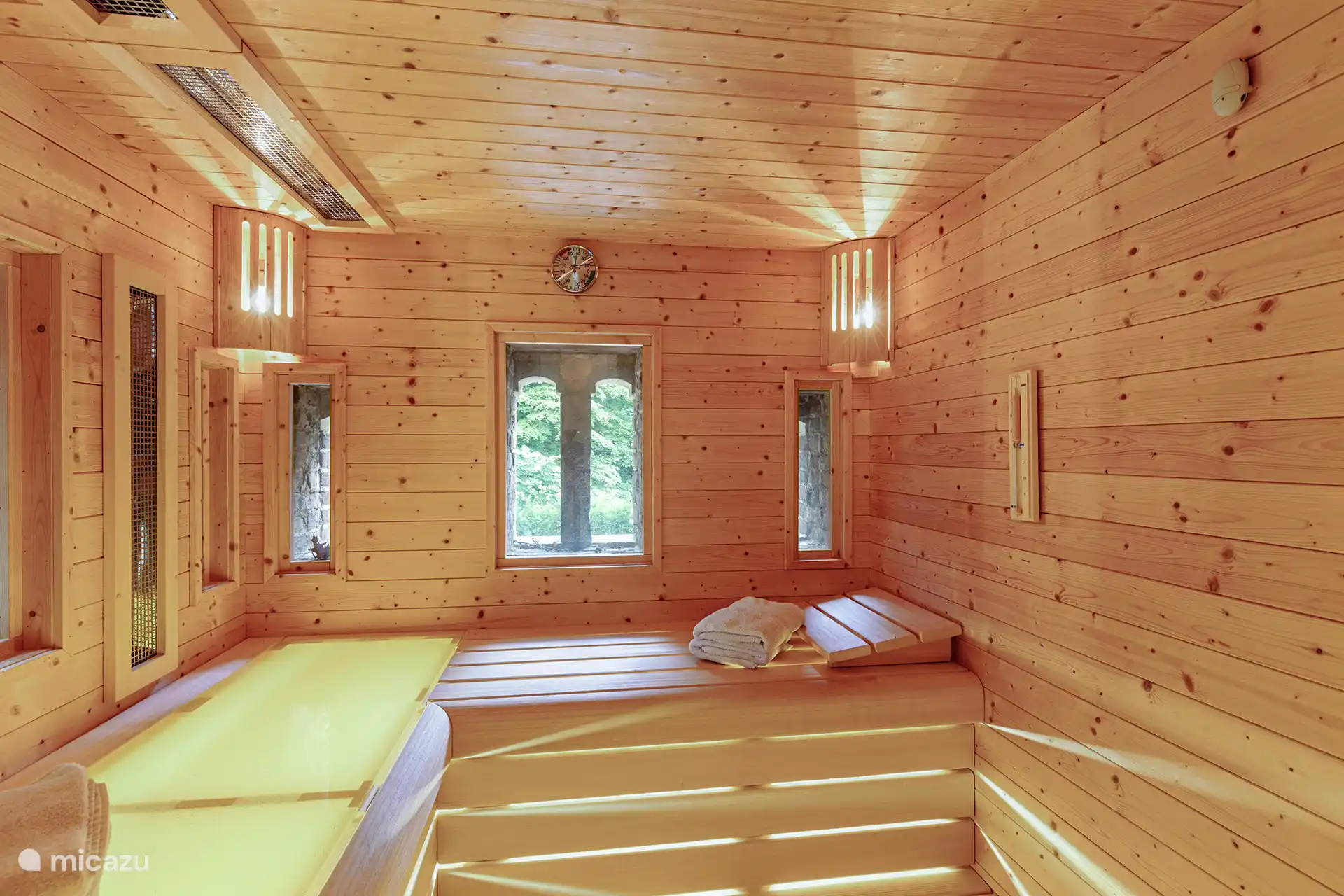 Finnische Sauna für 4 Personen, integriert in das Turmzimmer der Villa. 