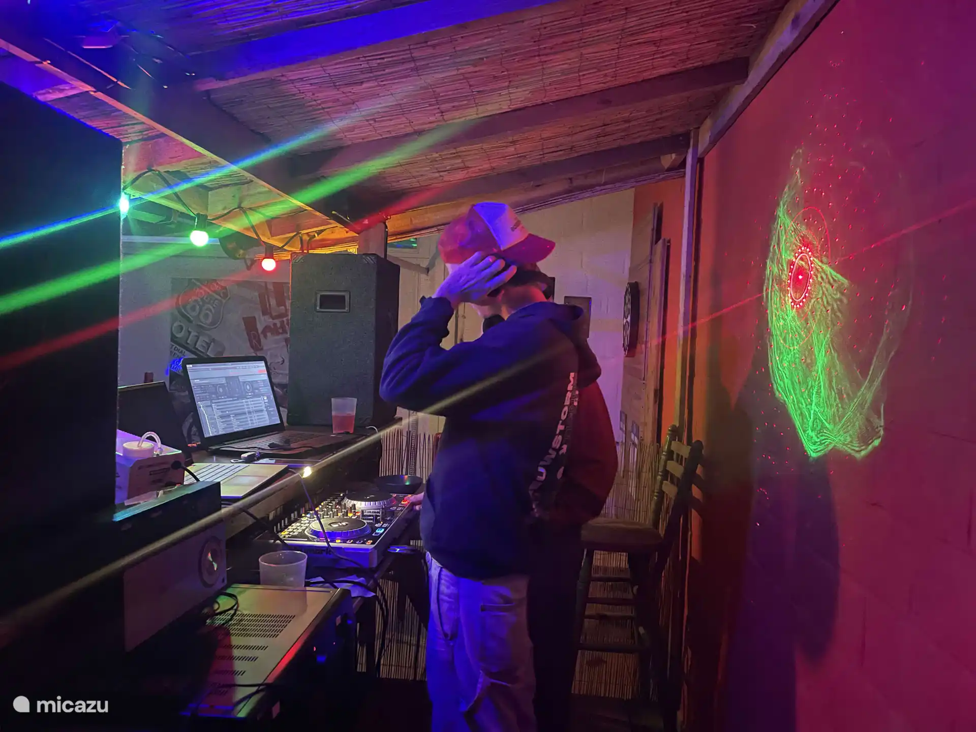 Partyraum / Bar mit DJ-Stand, Licht- und Soundsystem.  
Tanzen und Singen oder Spaß am Kickertisch haben, oder einfach mal mal ein Dartspiel... An Unterhaltung mangelt es nicht. 