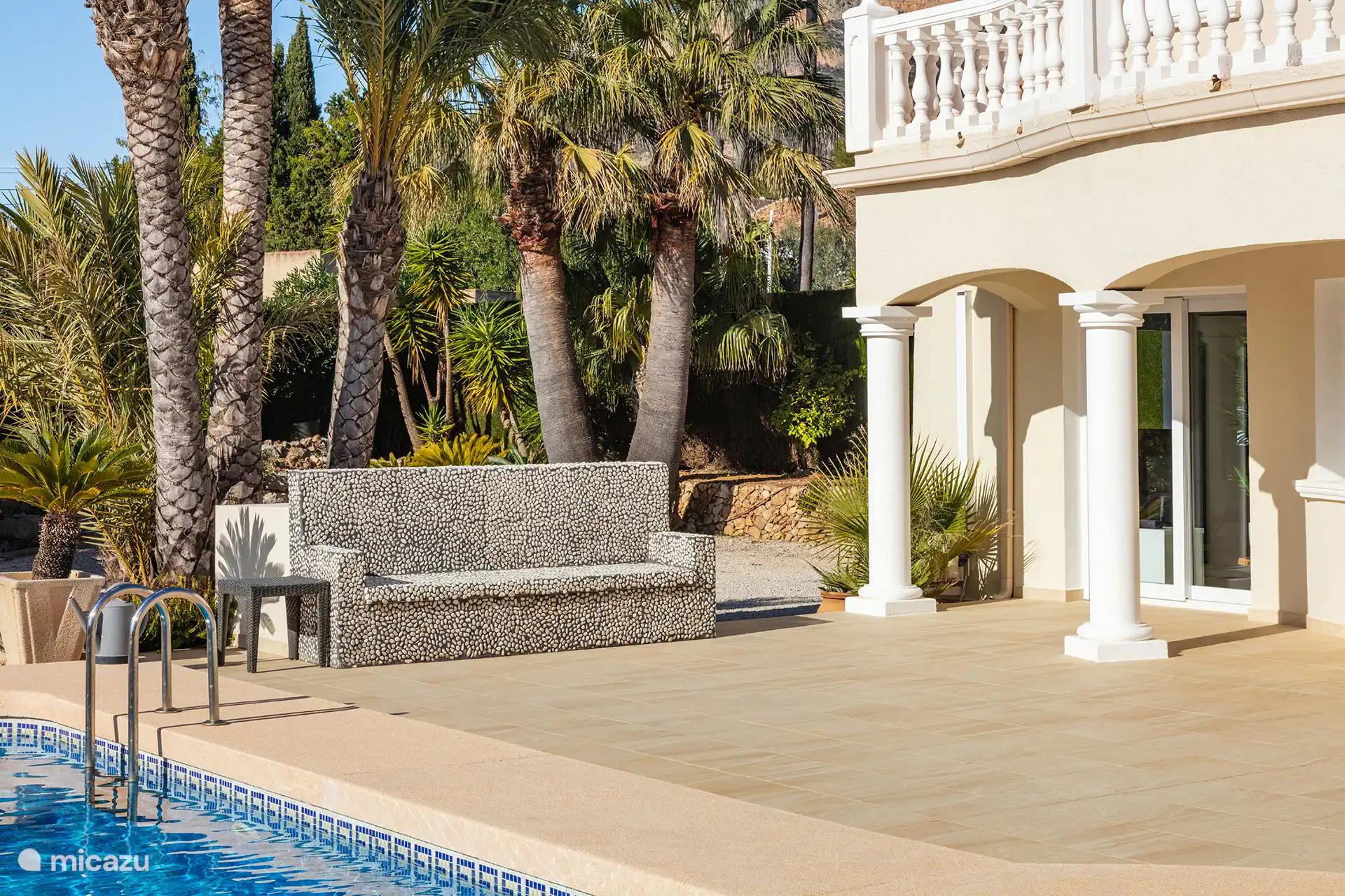 Kleines Steinsofa für den Außenbereich