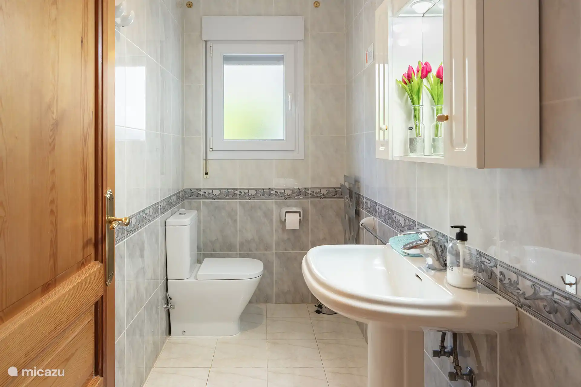 Toilette mit Waschbecken