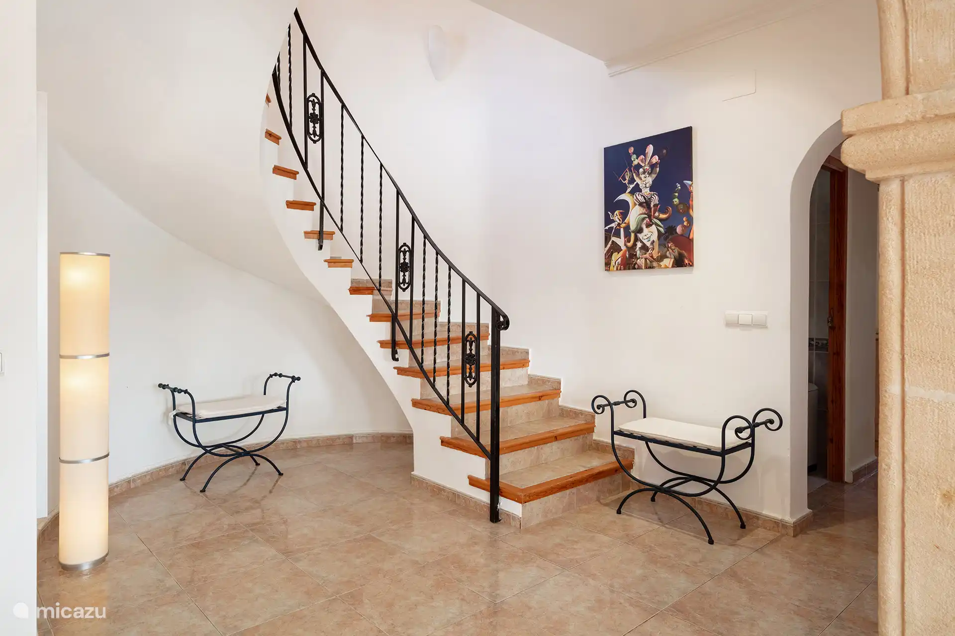 Flur - Treppe zur zweiten Ebene, die geschlossen ist