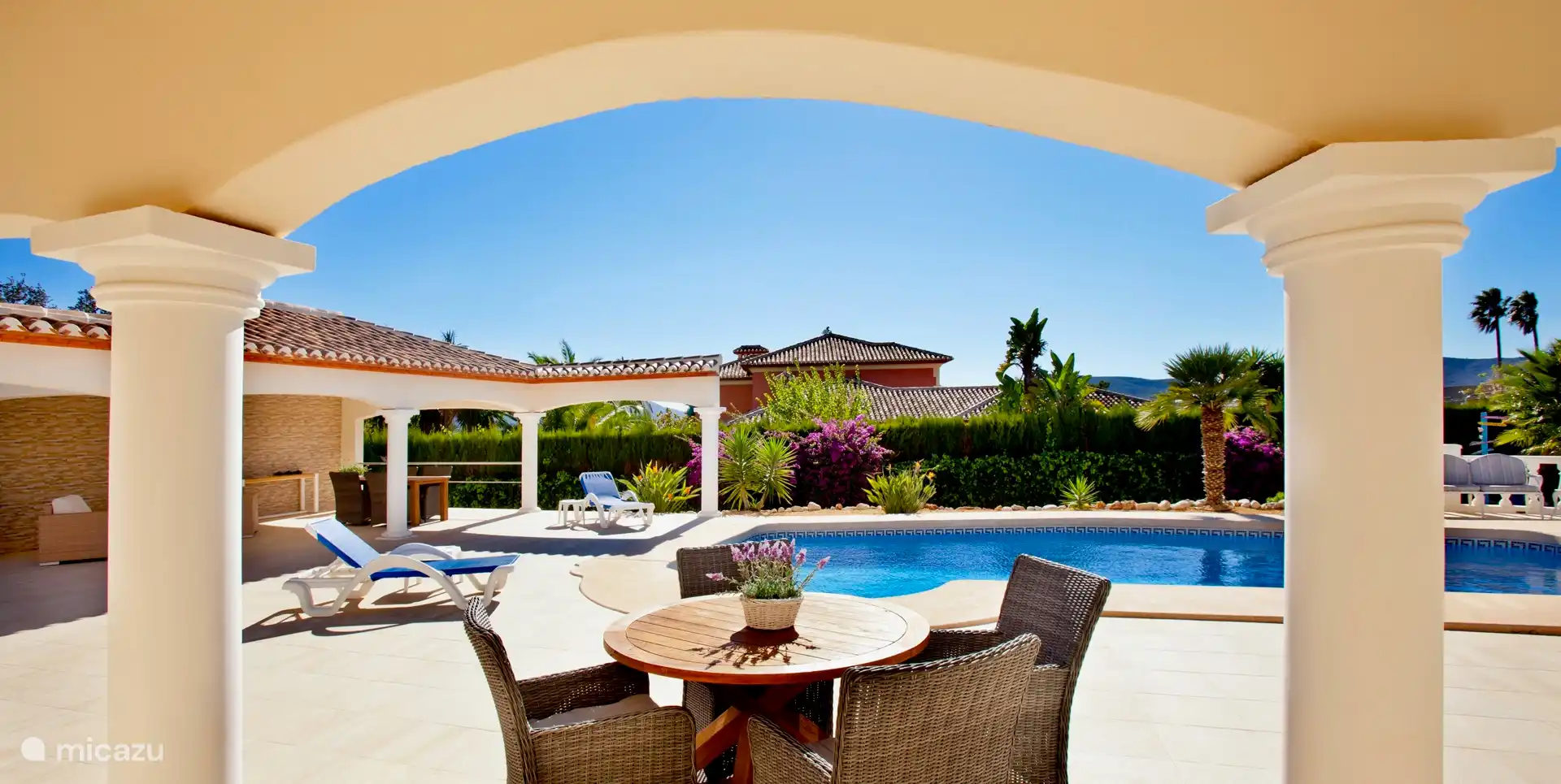 Blick auf Garten und Pool