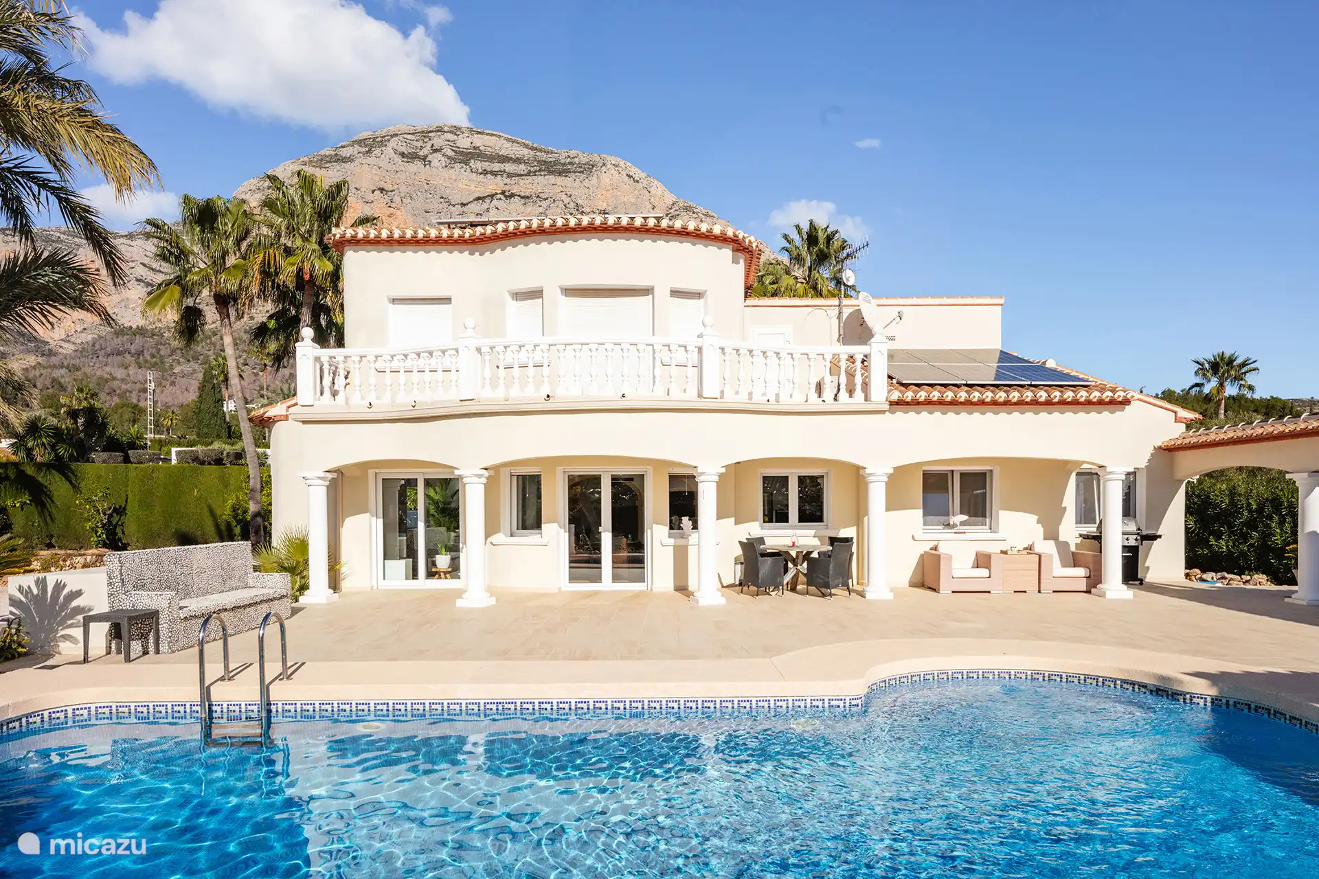 Draußen - Blick auf die Villa