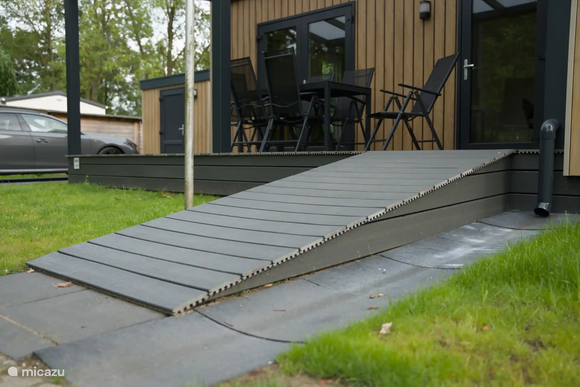 Une « rampe » pour la conduite des fauteuils roulants (accessible aux fauteuils roulants)