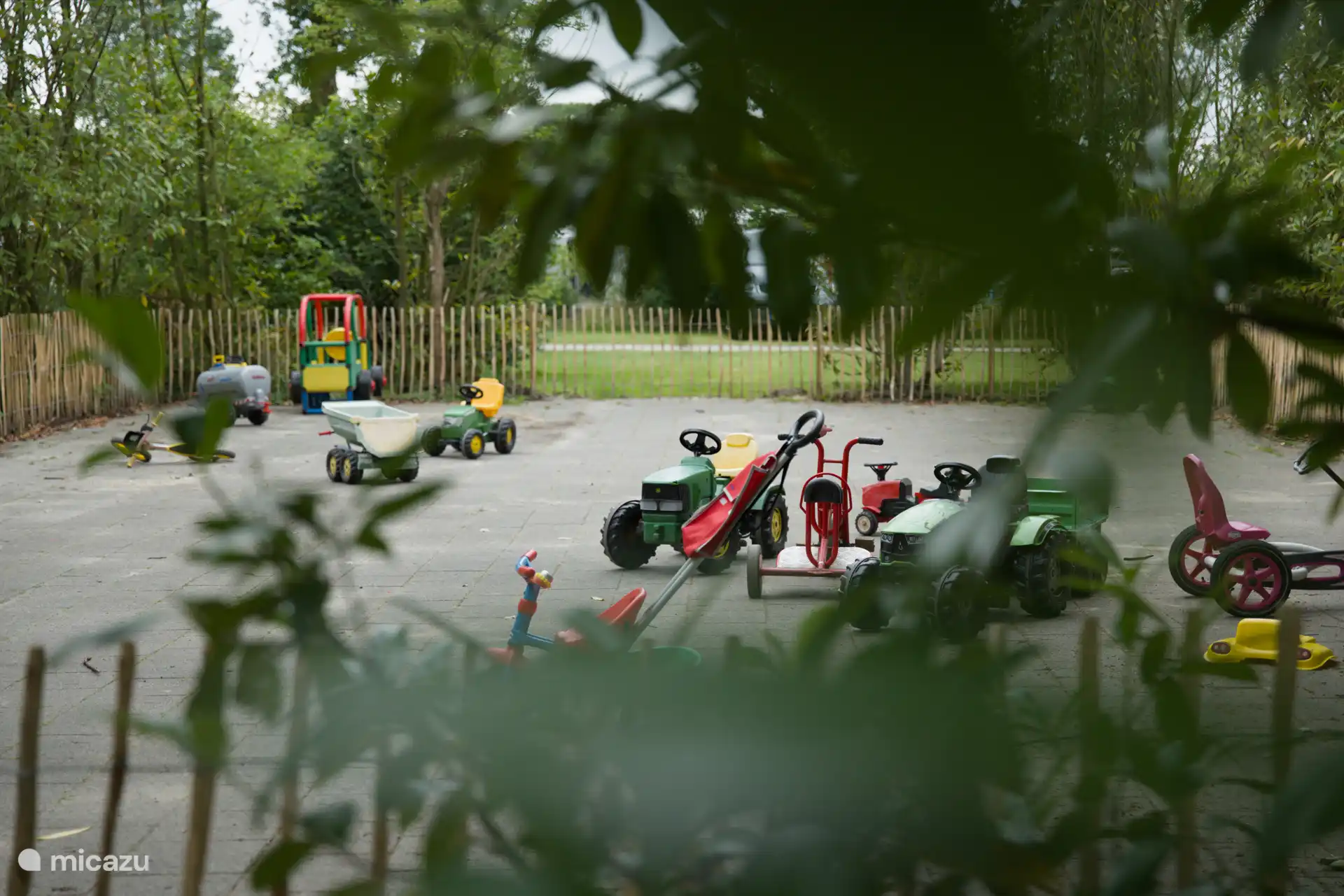 Une place d’équipement (pour les enfants avec clôture)