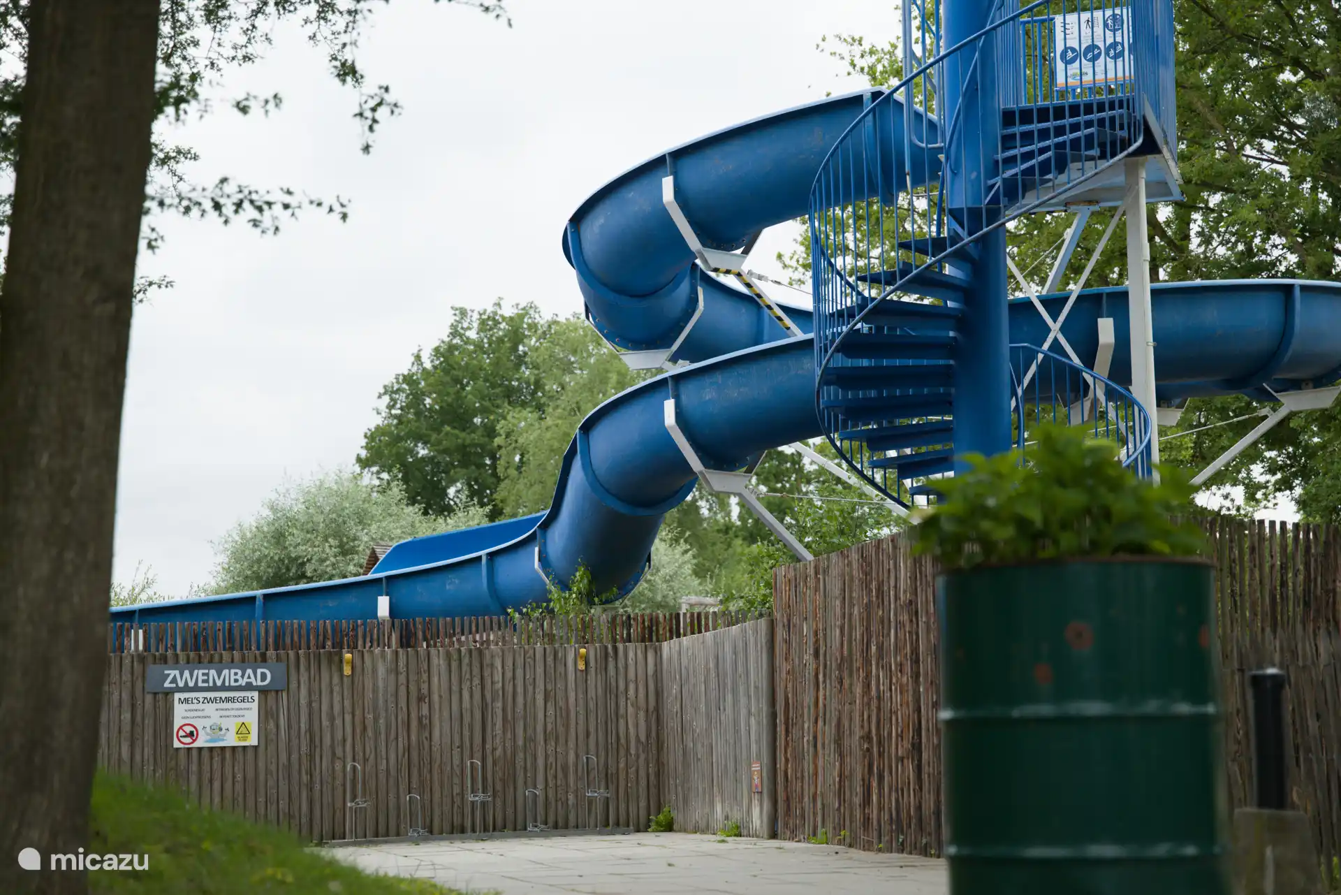Un toboggan ludique à la piscine publique