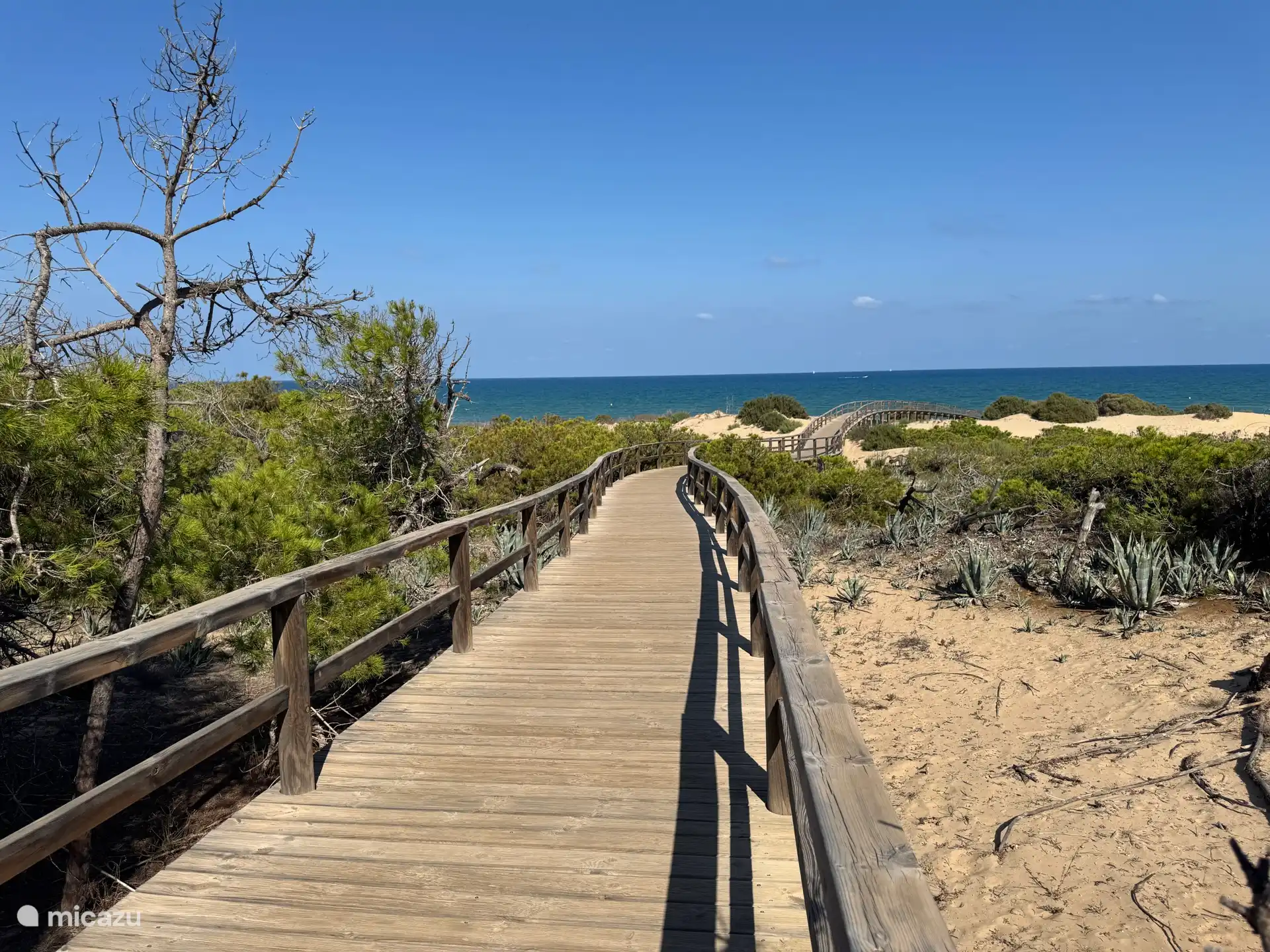 Der nächste Sandstrand ist über einen schönen Fußweg zu erreichen.