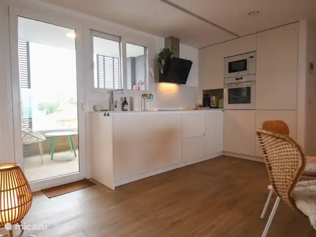 Première ligne vue mer Posidonia | Espagne, Costa Blanca, Torrevieja - appartement Cuisine luxueuse avec lave-vaisselle, four, micro-ondes, machine nespresso, bouilloire, grille-pain, vaisselle de luxe, toutes sortes de verres