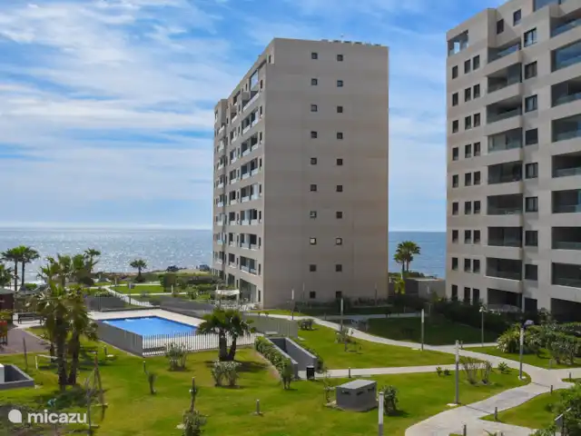 Première ligne vue mer Posidonia | Espagne, Costa Blanca, Torrevieja - appartement La piscine ici sur la photo est une grande pataugeoire avec une aire de jeux à côté.  Photo prise depuis la terrasse