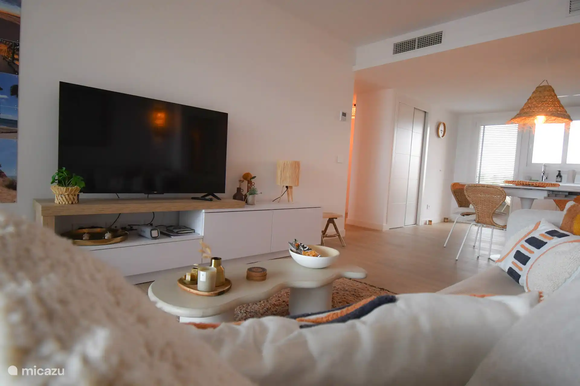 Très beau salon/salle à manger, Google TV, canapé-lit, sur 1 terrasse latérale côté est avec vue mer, de l’autre côté, accès à une terrasse plus petite avec petit coin salon et machine à laver