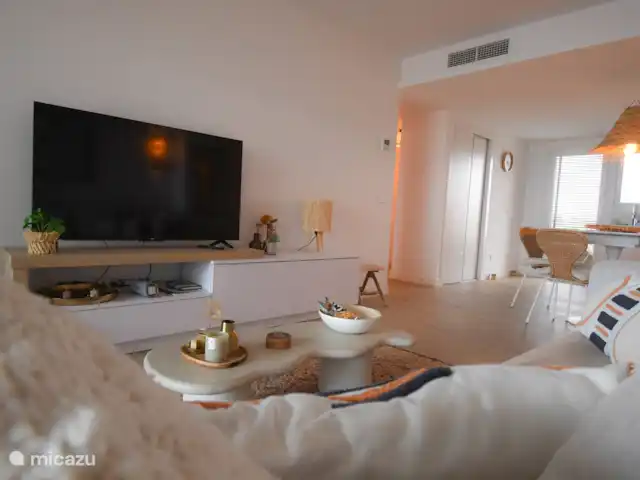 Première ligne vue mer Posidonia | Espagne, Costa Blanca, Torrevieja - appartement Très beau salon/salle à manger, Google TV, canapé-lit, sur 1 terrasse latérale côté est avec vue mer, de l’autre côté, accès à une terrasse plus petite avec petit coin salon et machine à laver
