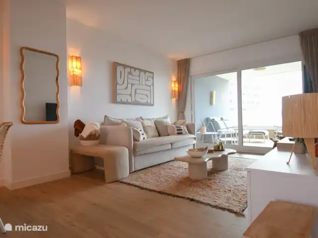 Première ligne vue mer Posidonia | Espagne, Costa Blanca, Torrevieja - appartement Salon avec canapé convertible, google tv, jeux dans le placard, vue mer extérieur par grande fenêtre coulissante, passage terrasse