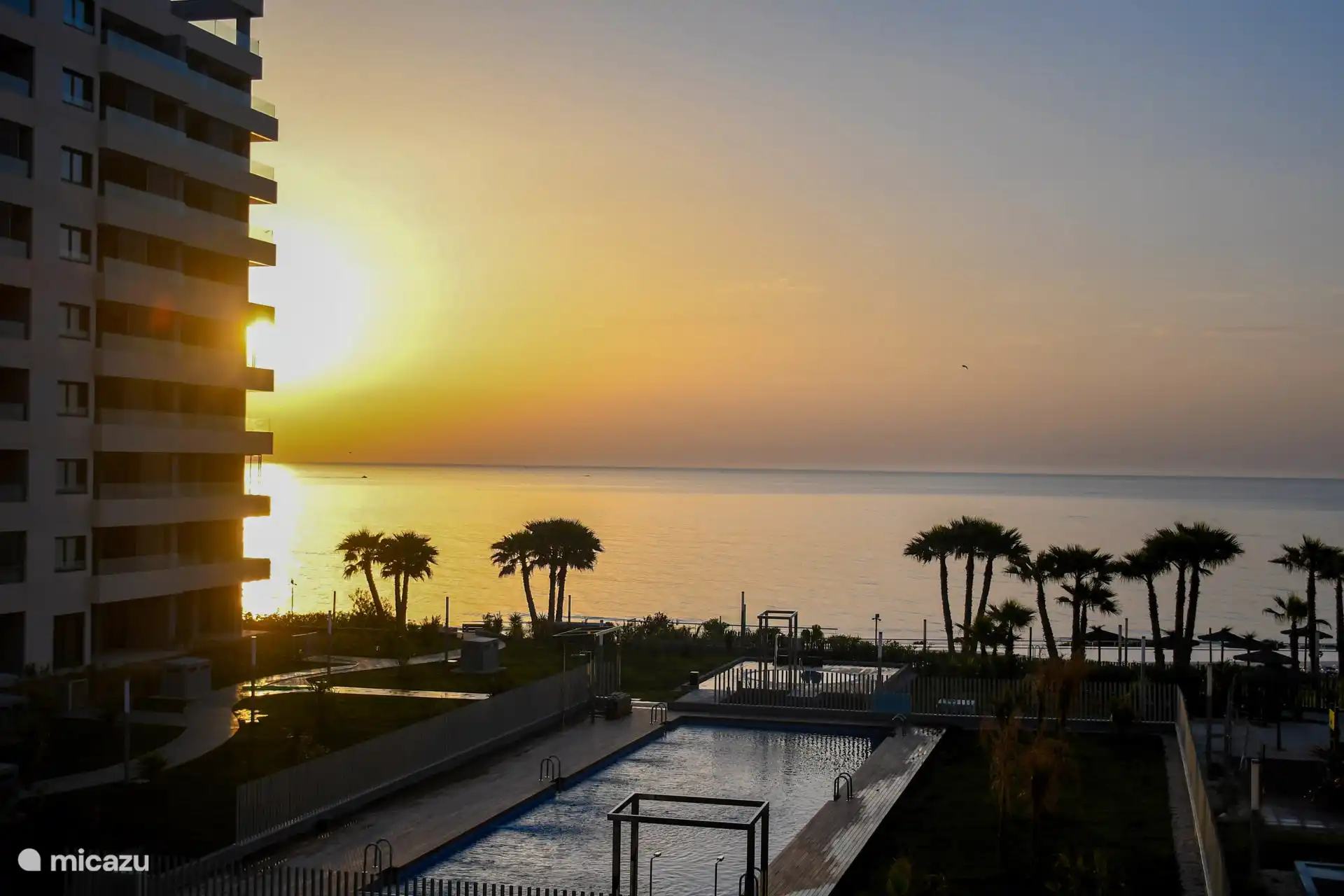 La piscine en photo est super toute l’année, piscine chauffée et jacuzzi.  derrière