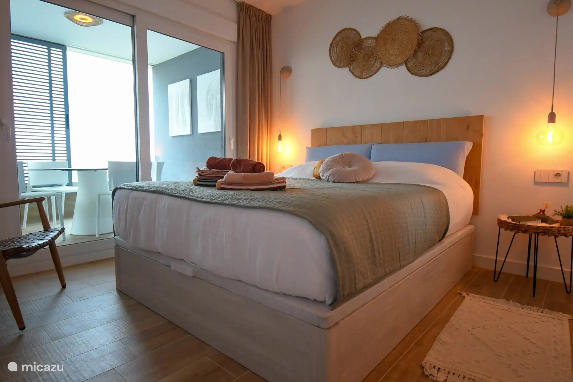 Lit double, sommier tapissier, avec accès à la grande terrasse, TV et grande armoire. 
Salle de bain attenante avec douche