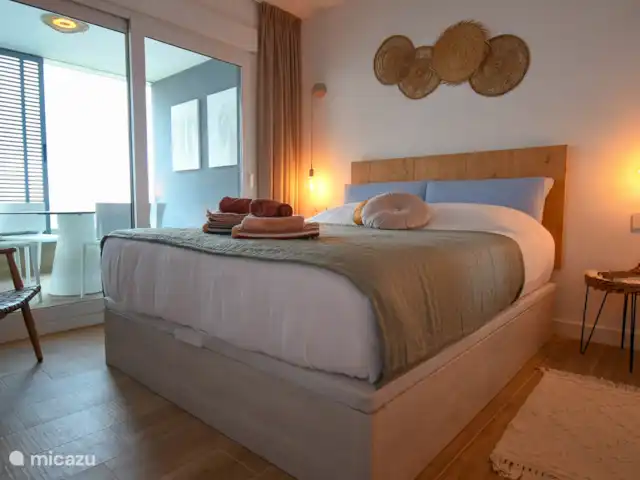 Première ligne vue mer Posidonia | Espagne, Costa Blanca, Torrevieja - appartement Lit double, sommier tapissier, avec accès à la grande terrasse, TV et grande armoire. 
Salle de bain attenante avec douche
