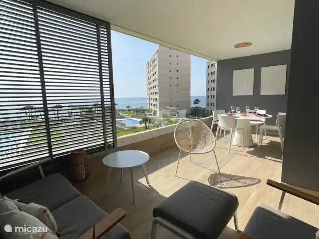 Première ligne vue mer Posidonia | Espagne, Costa Blanca, Torrevieja - appartement Grande terrasse avec salon et table à manger, belle vue sur la mer et les piscines