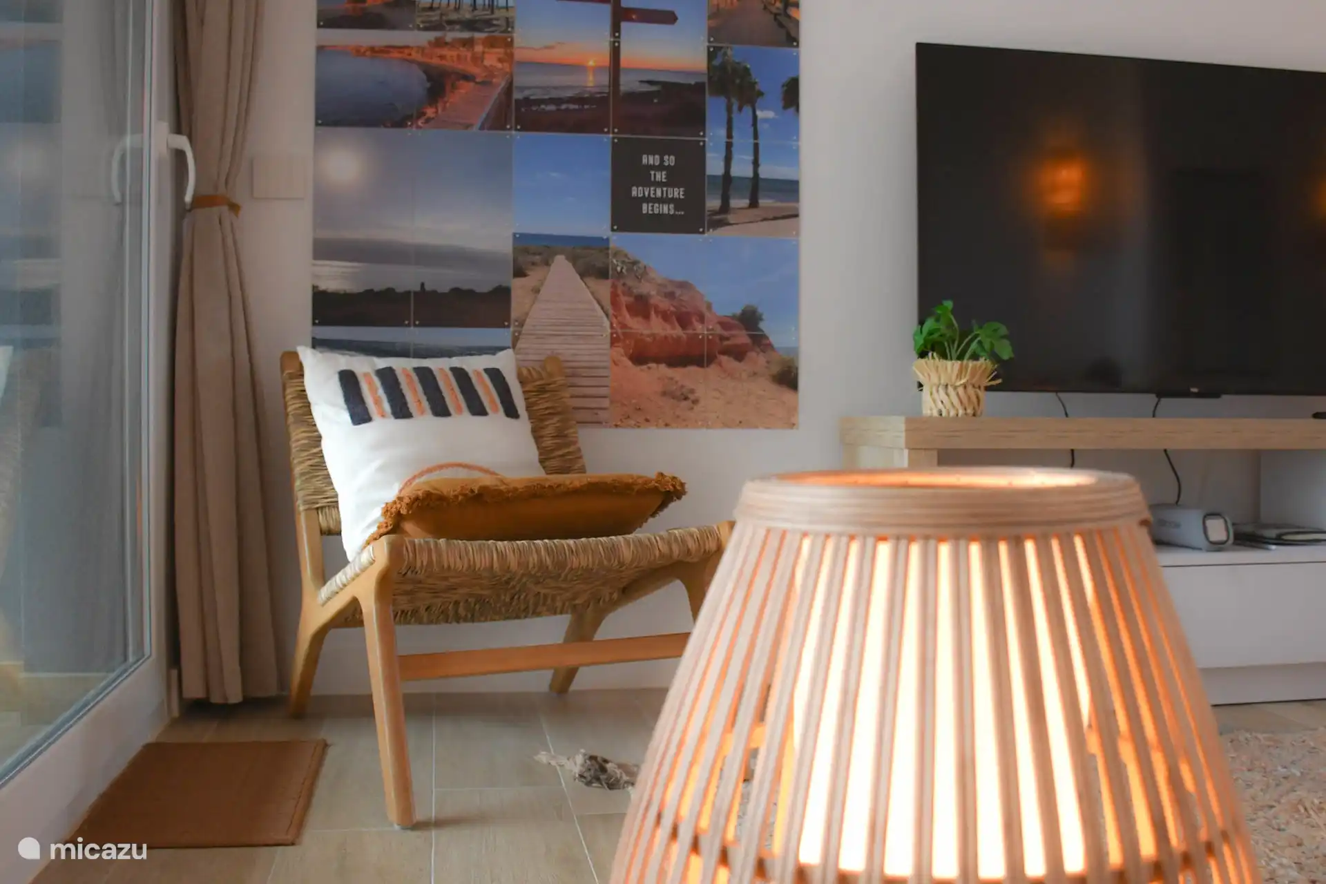 salon confortable, rideaux disponibles pour rendre la soirée confortable à l’intérieur