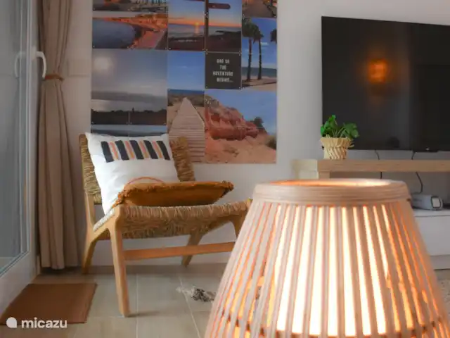 Première ligne vue mer Posidonia | Espagne, Costa Blanca, Torrevieja - appartement salon confortable, rideaux disponibles pour rendre la soirée confortable à l’intérieur