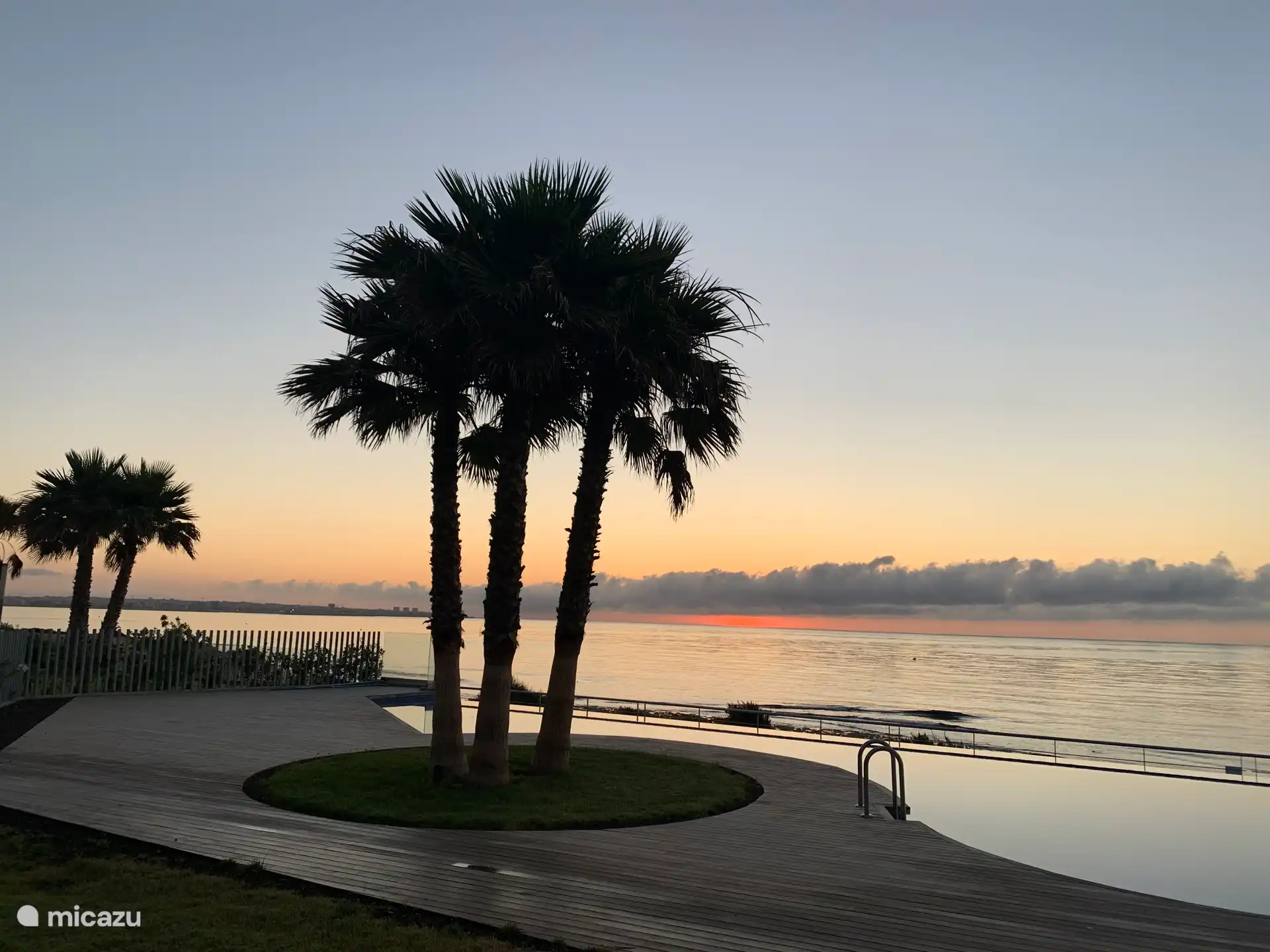 Beau lever de soleil tiré du jardin avec 4 piscines