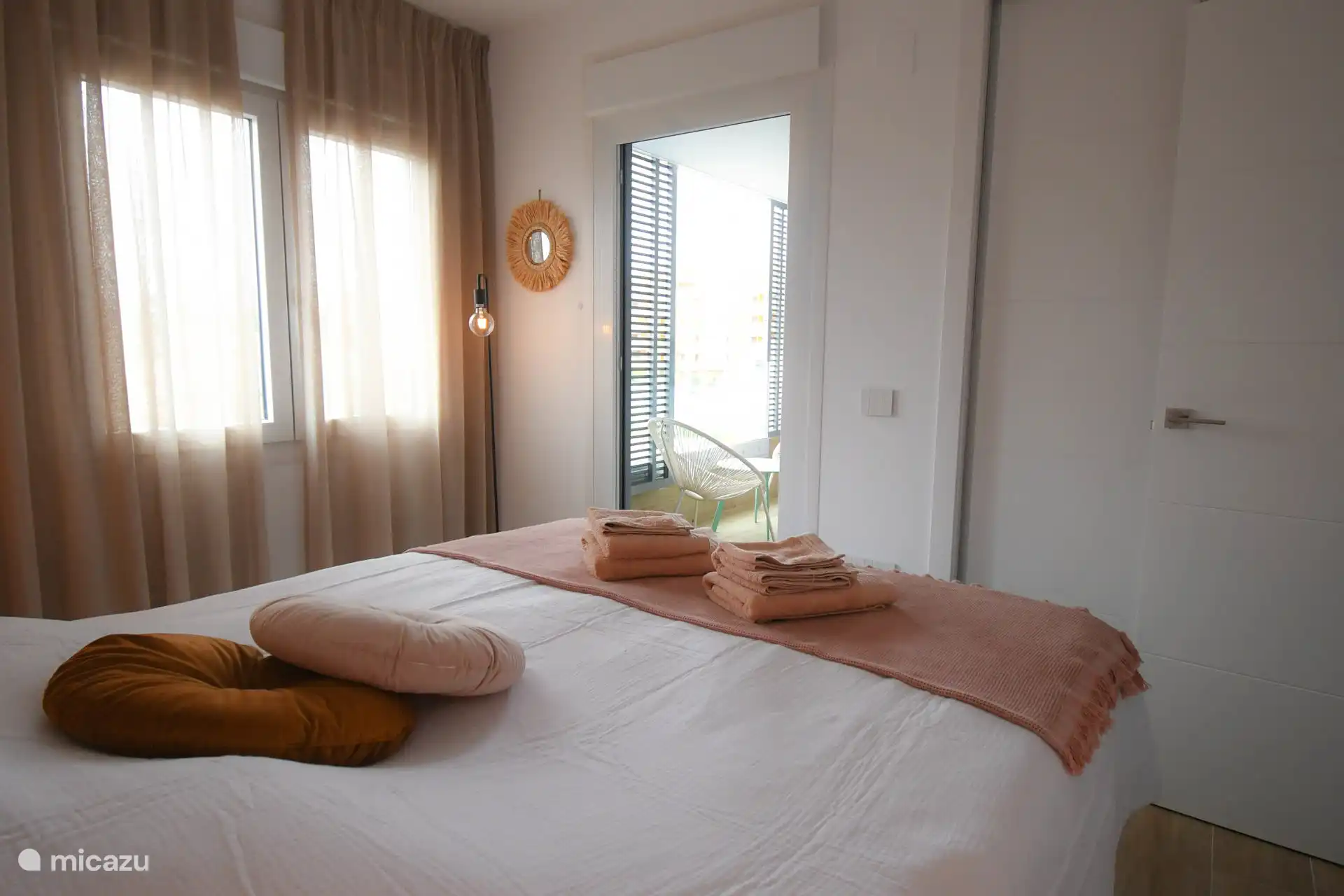 2ème chambre avec accès à la petite terrasse 
Penderie