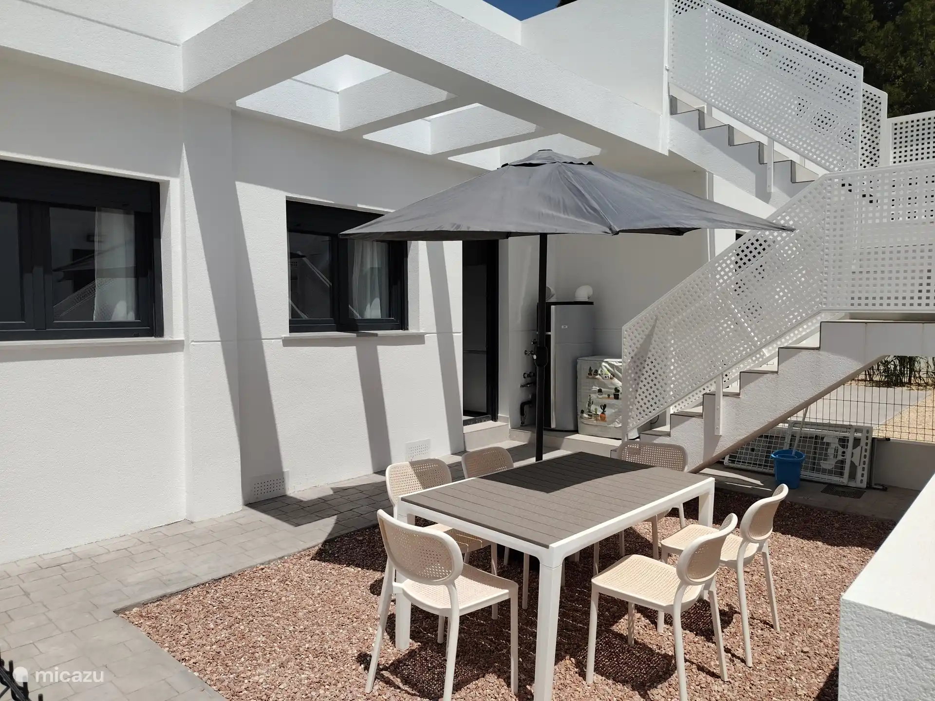 Rear terrace, with access to the solarium and communal pool