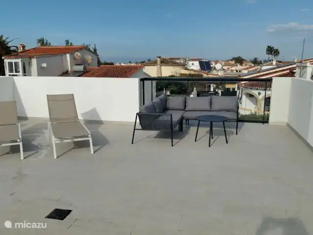Location de Vacances Espagne, Costa Blanca, Els Poblets, maison mitoyenne - Maison familiale La Pinada Chaises longues et salon sur le toit-terrasse