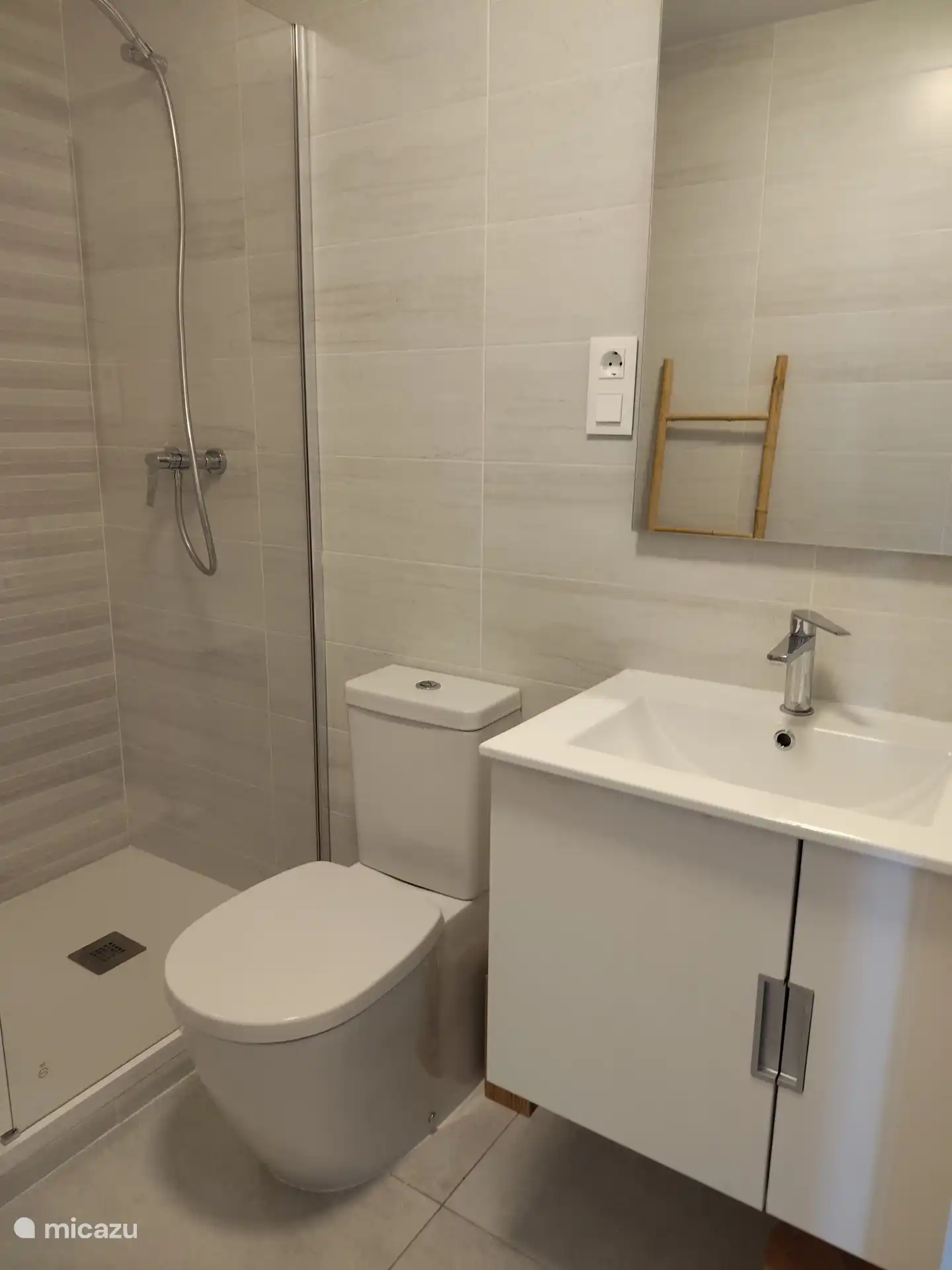 Bathroom 2, incl. toilet, shower with shower enclosure, washbasin with washbasin