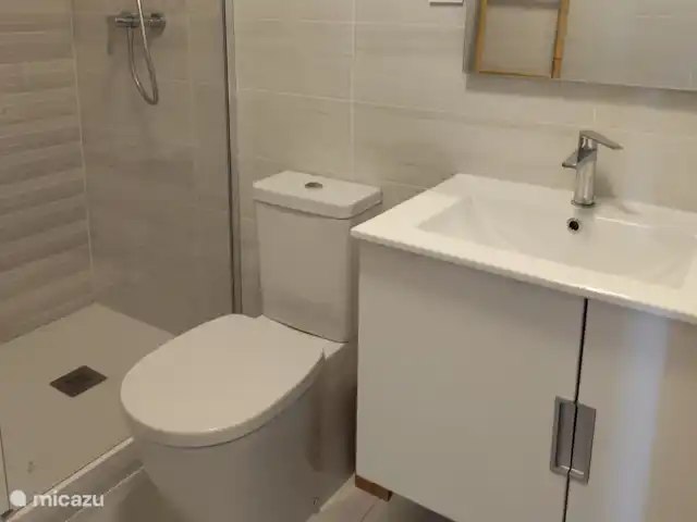 Location de Vacances Espagne, Costa Blanca, Els Poblets, maison mitoyenne - Maison familiale La Pinada Salle de bain 2, y compris toilettes, douche avec cabine de douche, lavabo avec lavabo