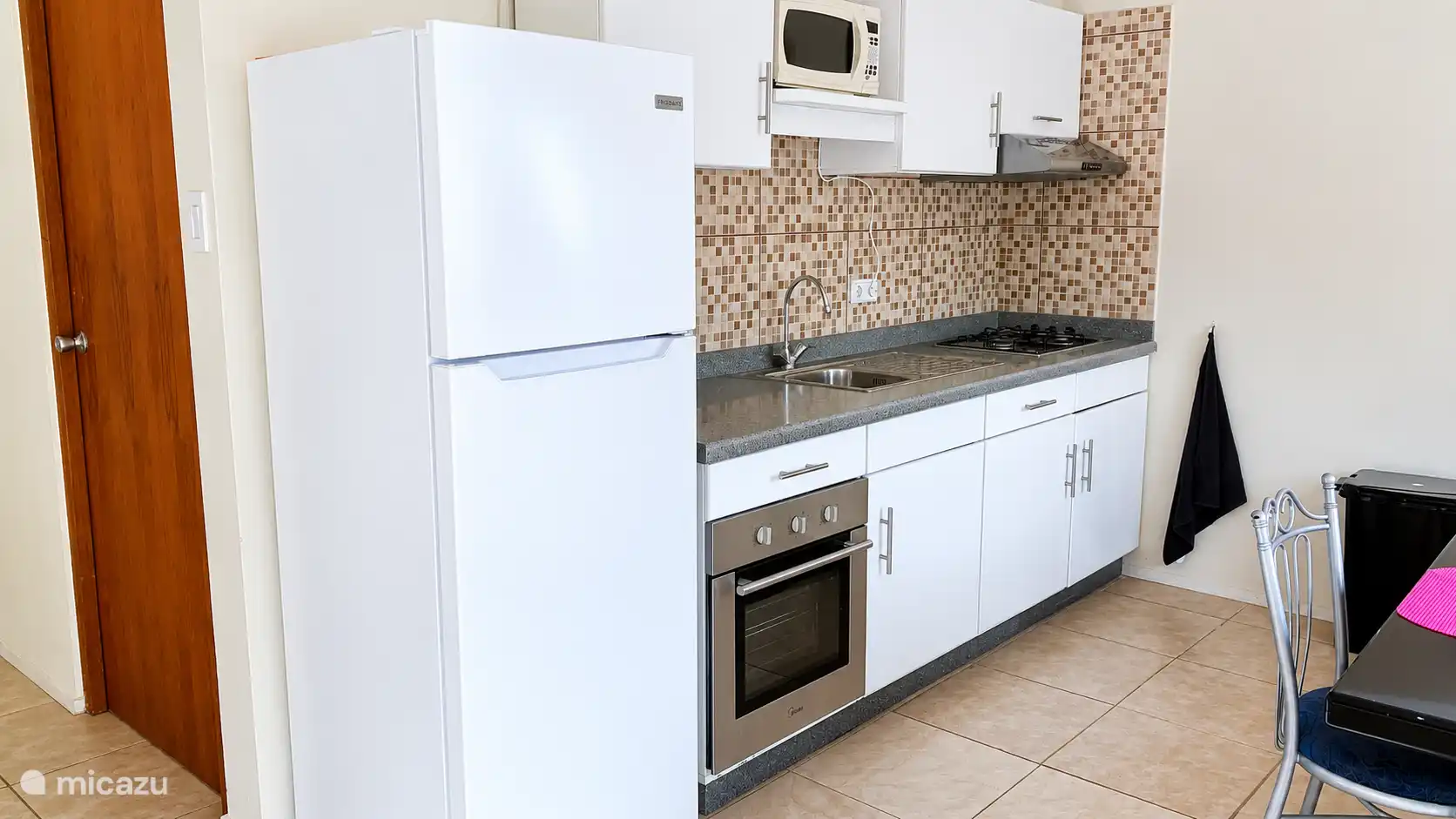 Fully equipped kitchen with a Fridge, Coffee maker, water kettle, oven, stove, pots & pans, utensils