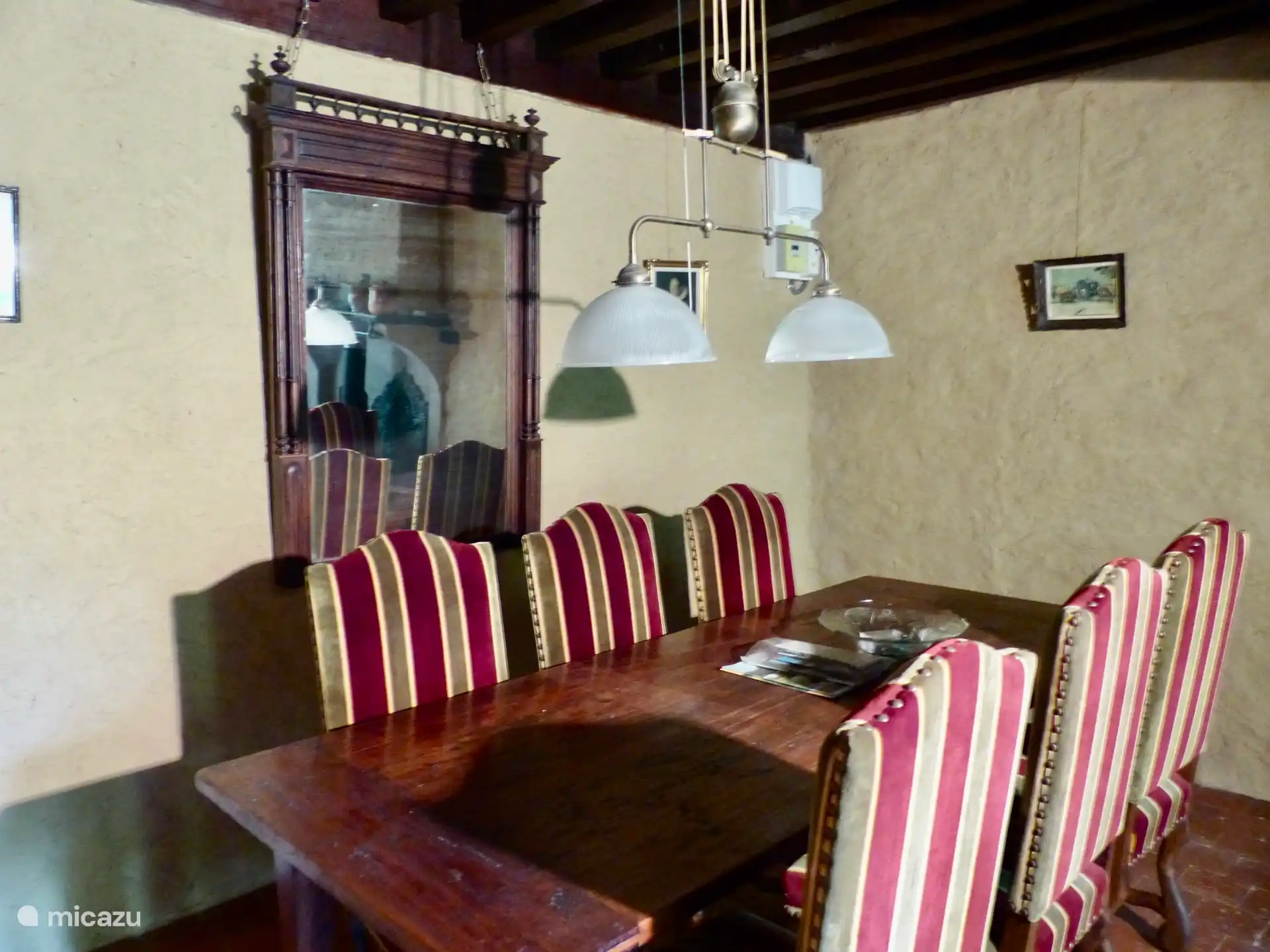 großer Tisch mit 6 Stühlen