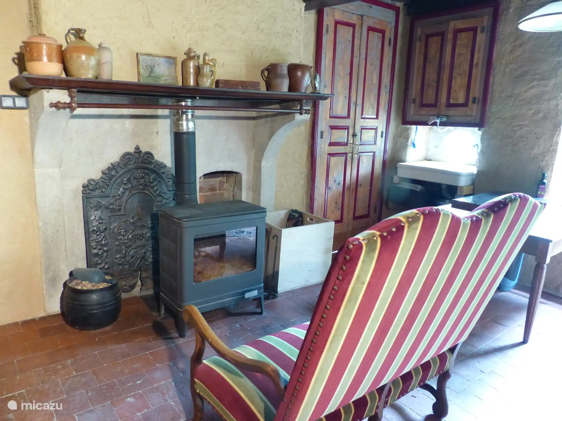 Der Holzofen verleiht eine wunderbare Wärme und Gemütlichkeit