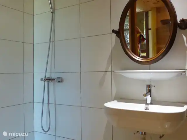 Location de Vacances France, Saône-et-Loire, Anost, gîte / cottage - Gîte Crampion La salle de bain avec douche et lavabo