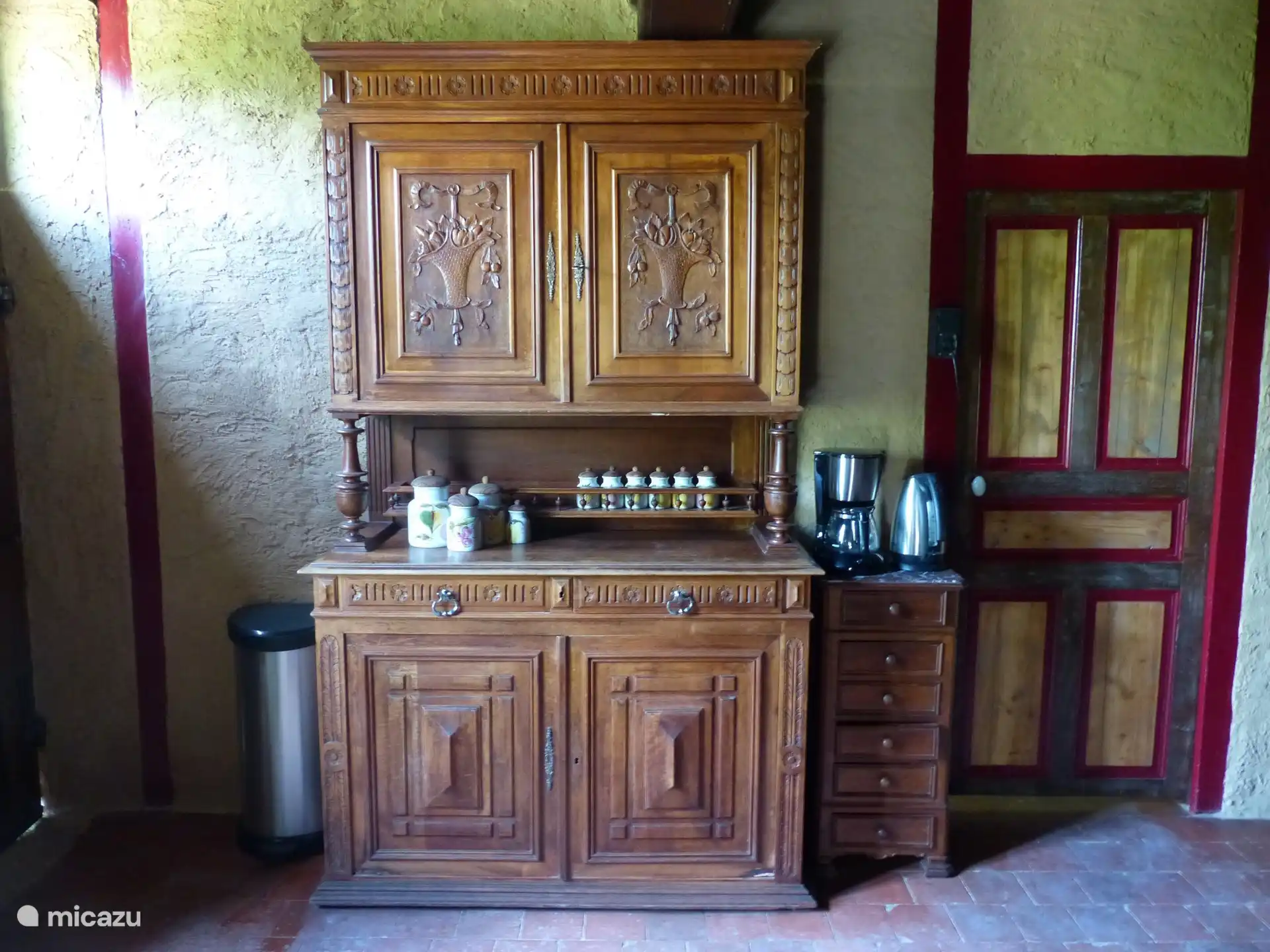 Schrank mit allem Geschirr 