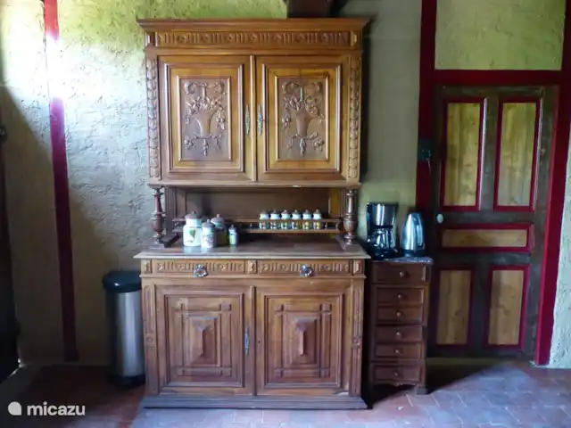 Location de Vacances France, Saône-et-Loire, Anost, gîte / cottage - Gîte Crampion Armoire avec toute la vaisselle