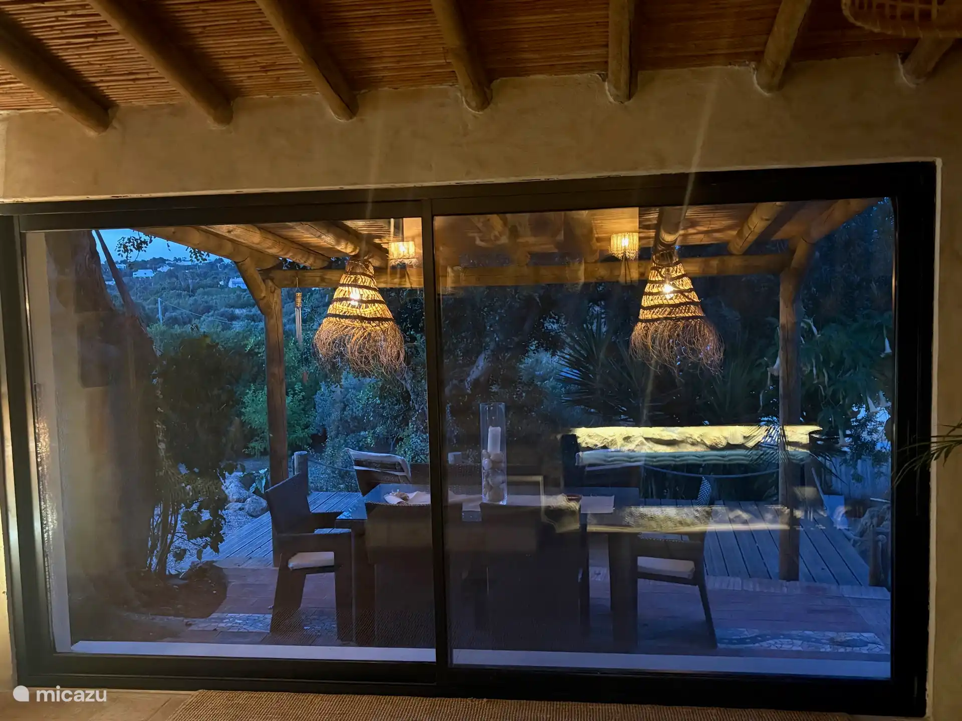 Nächtlicher Blick auf die Terrasse und die Gärten