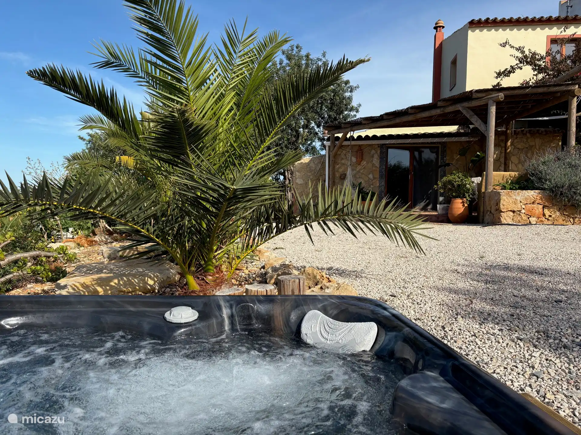 Blick vom Spa auf den Hauseingang.