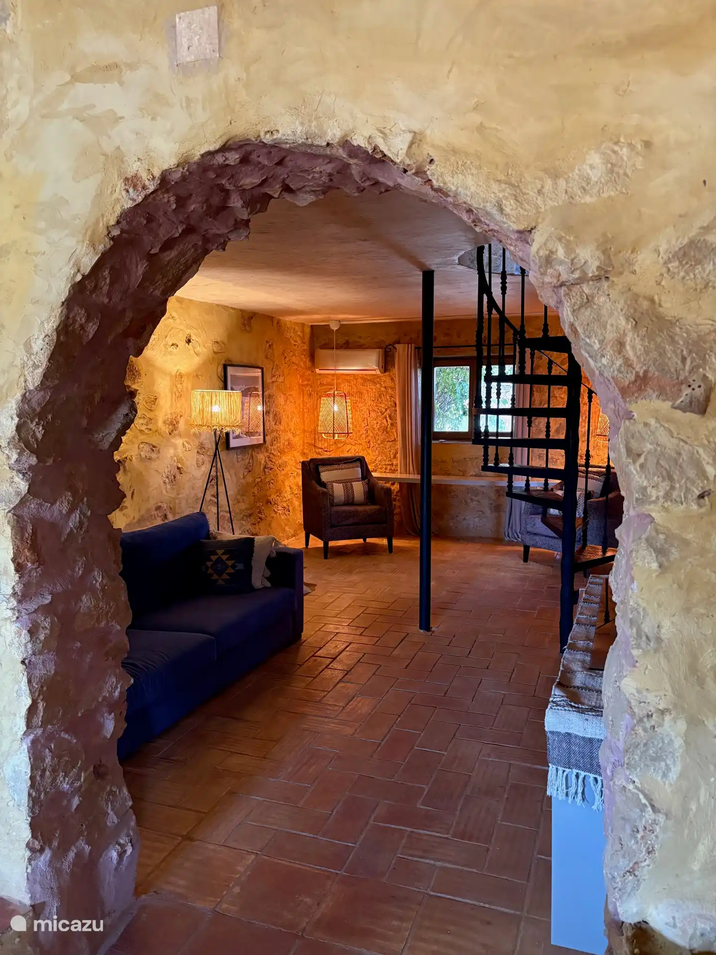 Blick durch den steinernen Torbogen auf die Abendlounge