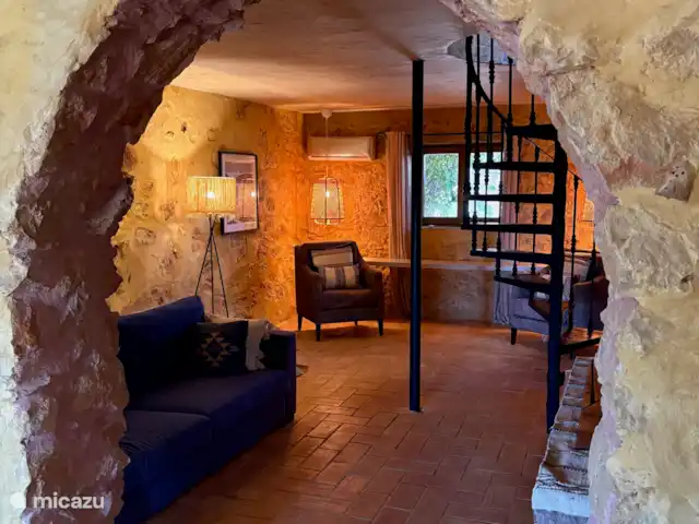 Casa de Paulo | Portugal, Algarve, Olhão - finca Vue du salon de soirée à travers l’arche en pierre