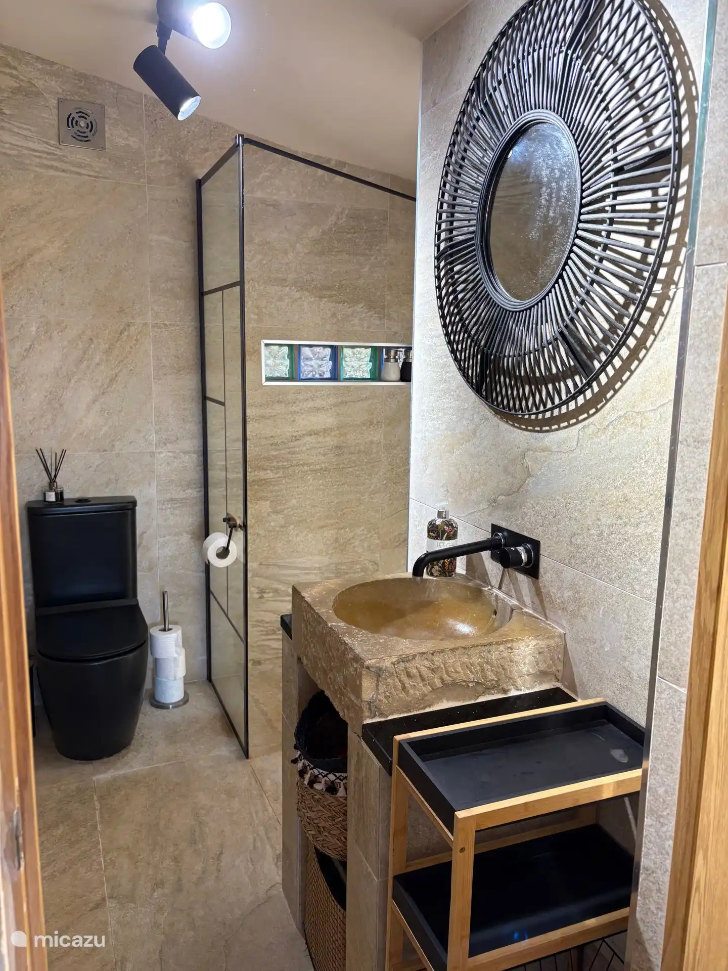 Hauptbadezimmer mit begehbarer Dusche, originalem Steinwaschbecken und moderner Toilette und Armaturen