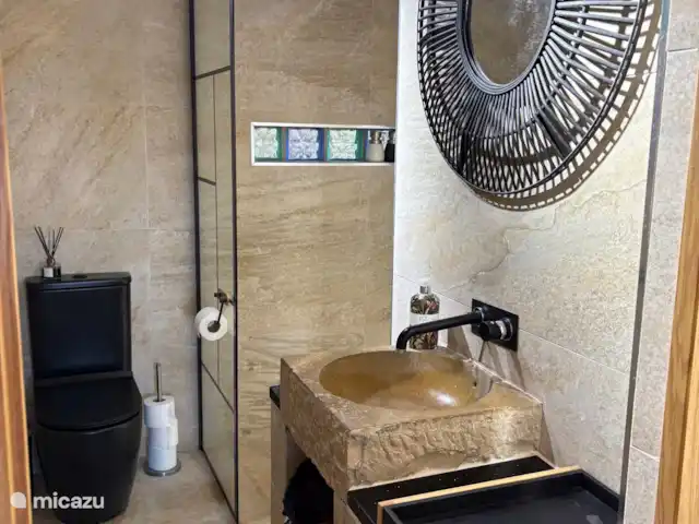 Casa de Paulo | Portugal, Algarve, Olhão - finca Salle de bain principale avec douche à l’italienne, lavabo en pierre d’origine et toilettes et accessoires modernes