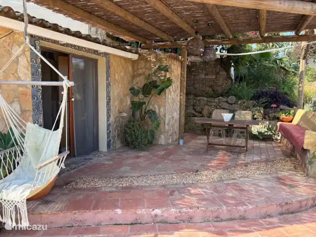 Casa de Paulo | Portugal, Algarve, Olhão - finca Porte d’entrée avec patio, pergola et sièges pour manger ou se détendre. Cette zone est entourée de lavande, de bougainvilliers et de plantes succulentes.
