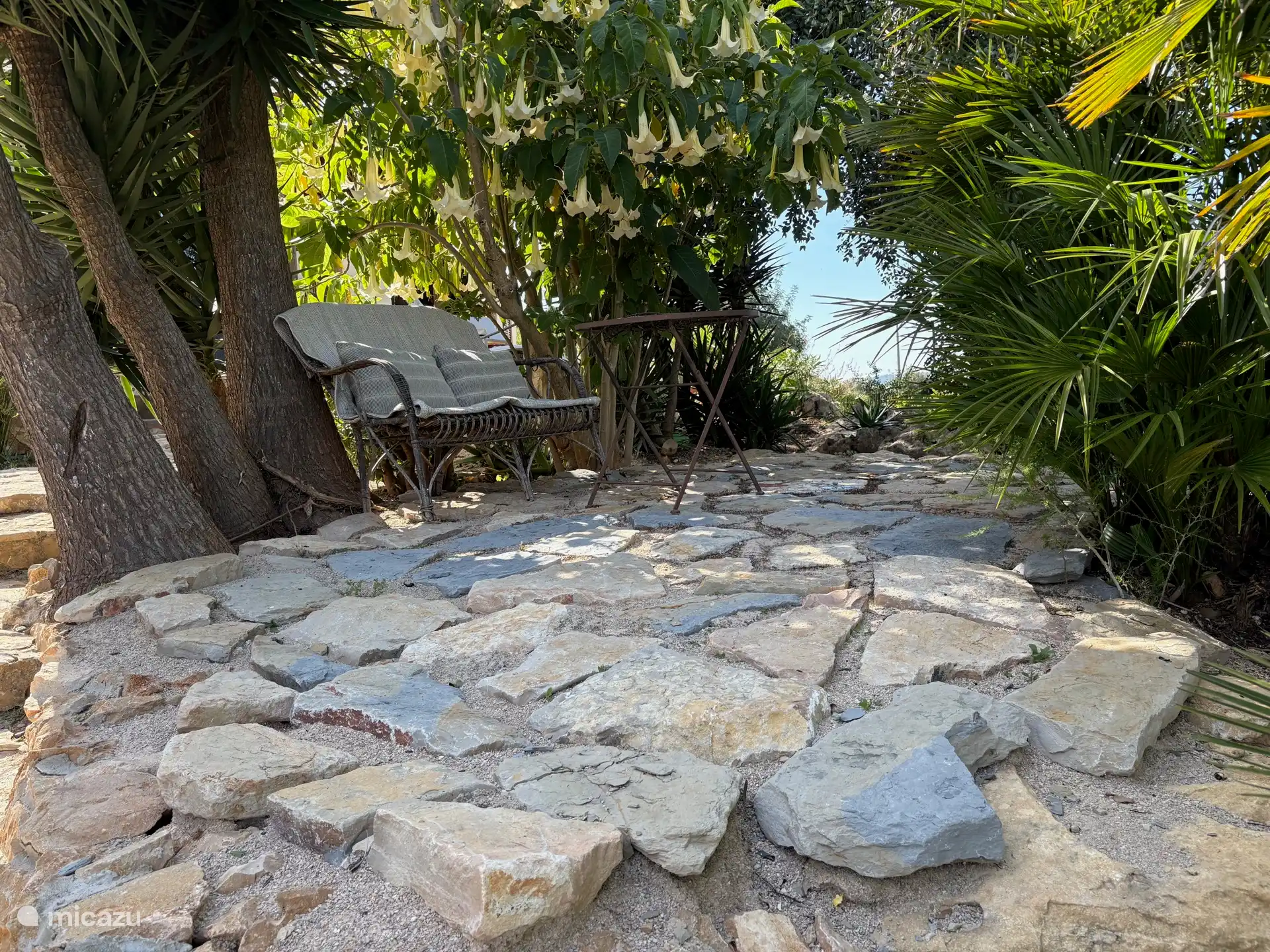 Ein weiterer Bereich zum Sitzen und Genießen des Gartens.