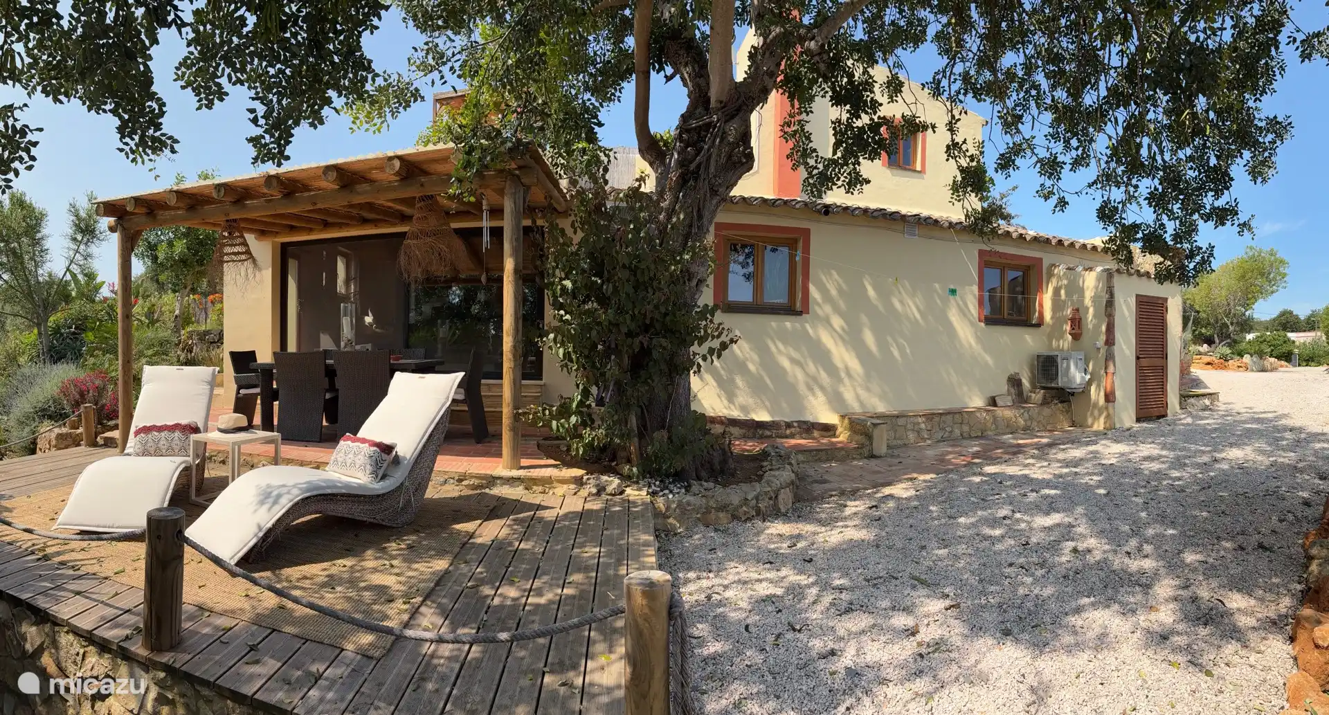 Blick von der Seitenansicht der Casa