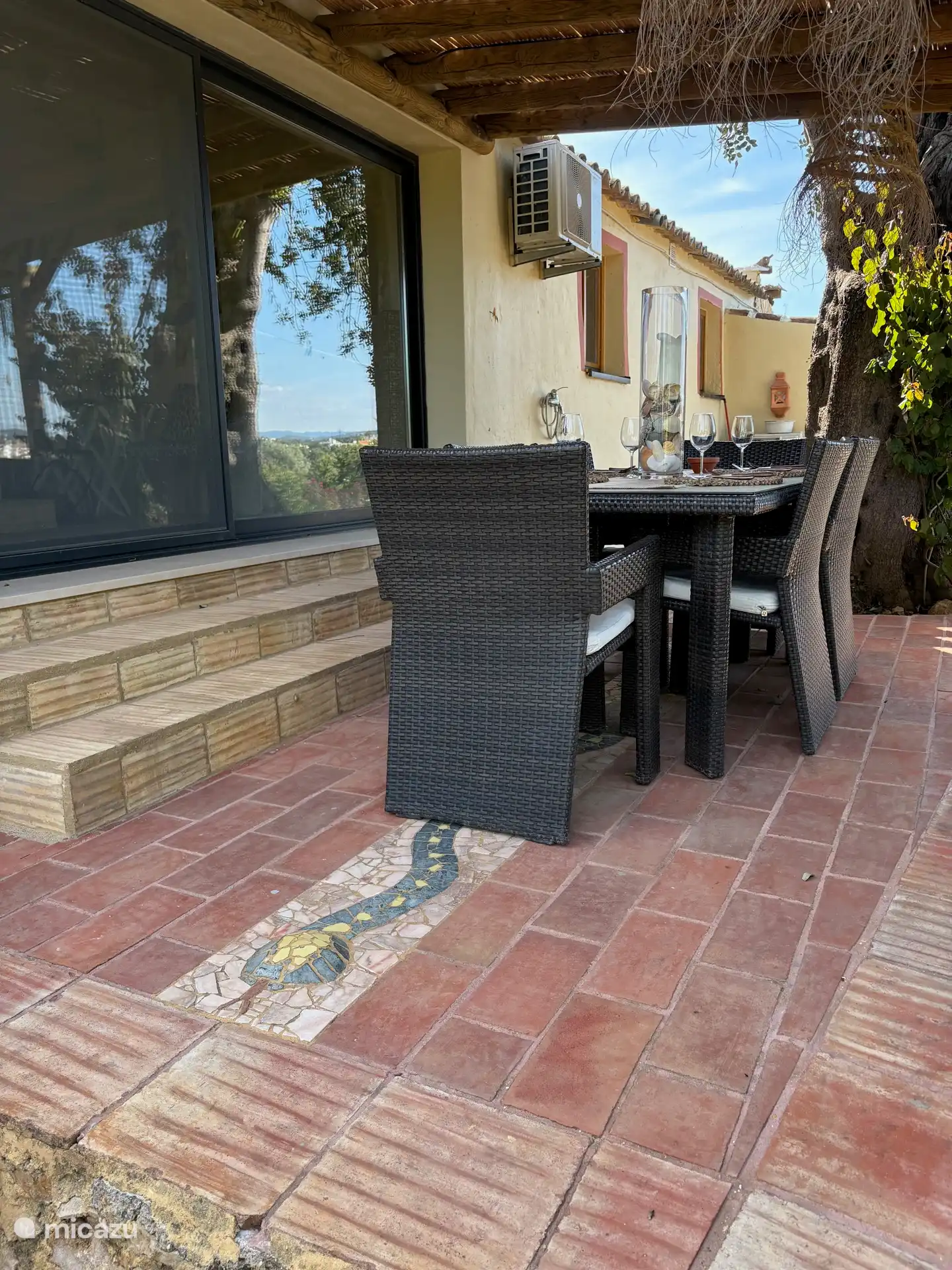 Essen im Freien, sehen Sie die mit Mosaikschlangen geflieste Terrasse.