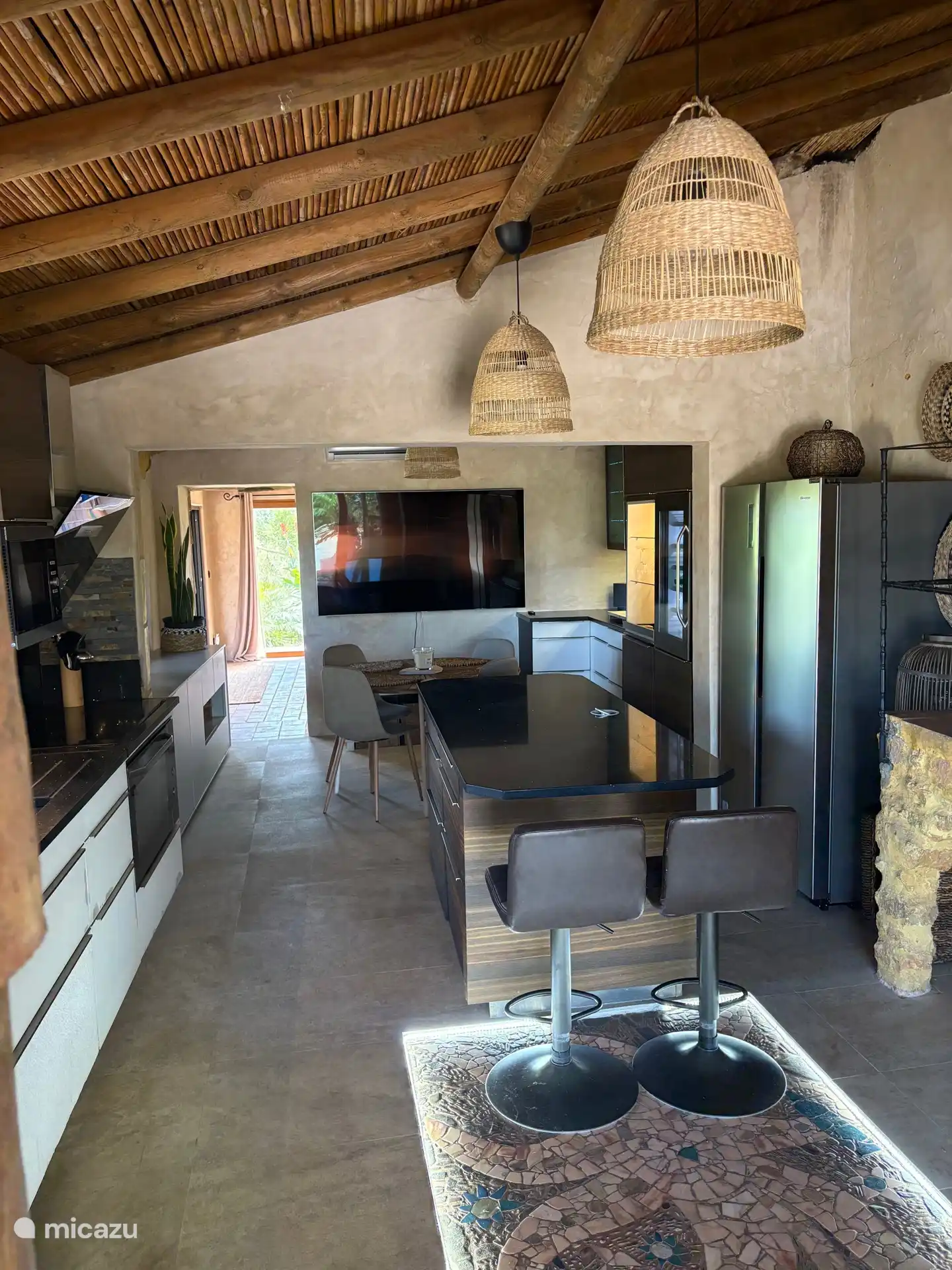 Küche, Essbereich mit Sitzgelegenheiten. Die Küche ist komplett mit Weinkühlschrank, Kühlschrank mit Gefrierfach und AEG-Geräten ausgestattet 