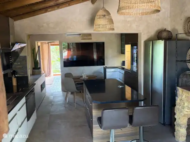 Casa de Paulo | Portugal, Algarve, Olhão - finca Coin repas de la cuisine avec îlot. La cuisine est entièrement équipée avec un réfrigérateur à vin, un réfrigérateur-congélateur et des appareils AEG