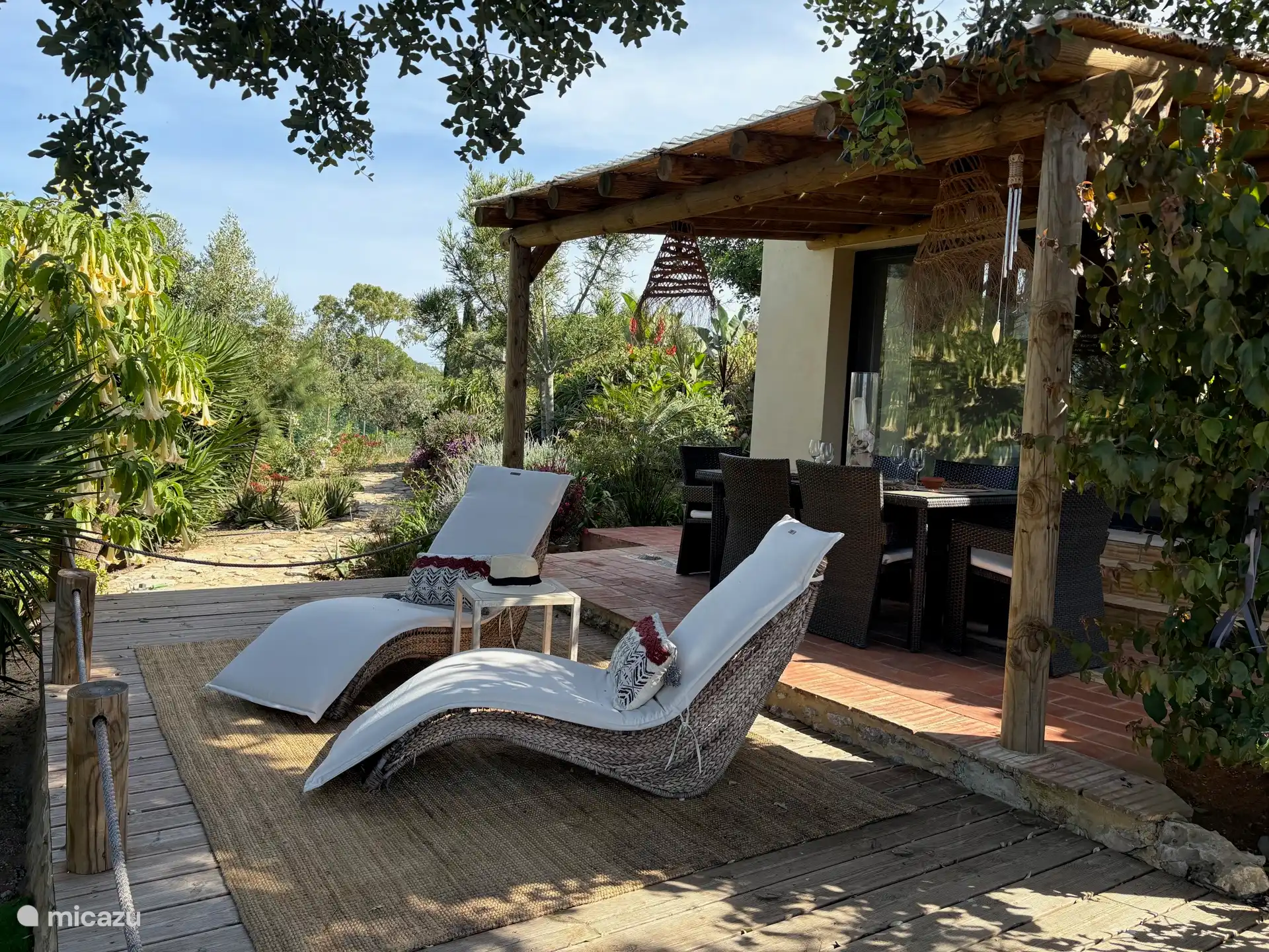 Terrasse und überdachte Terrasse, ideal zum Mittagessen und Entspannen.